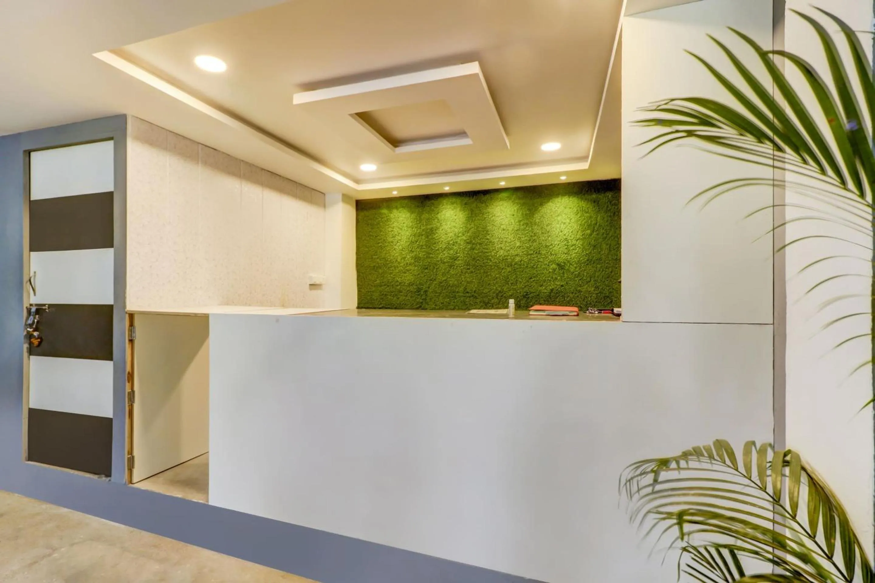 Lobby or reception in Hotel O The Crown Inn