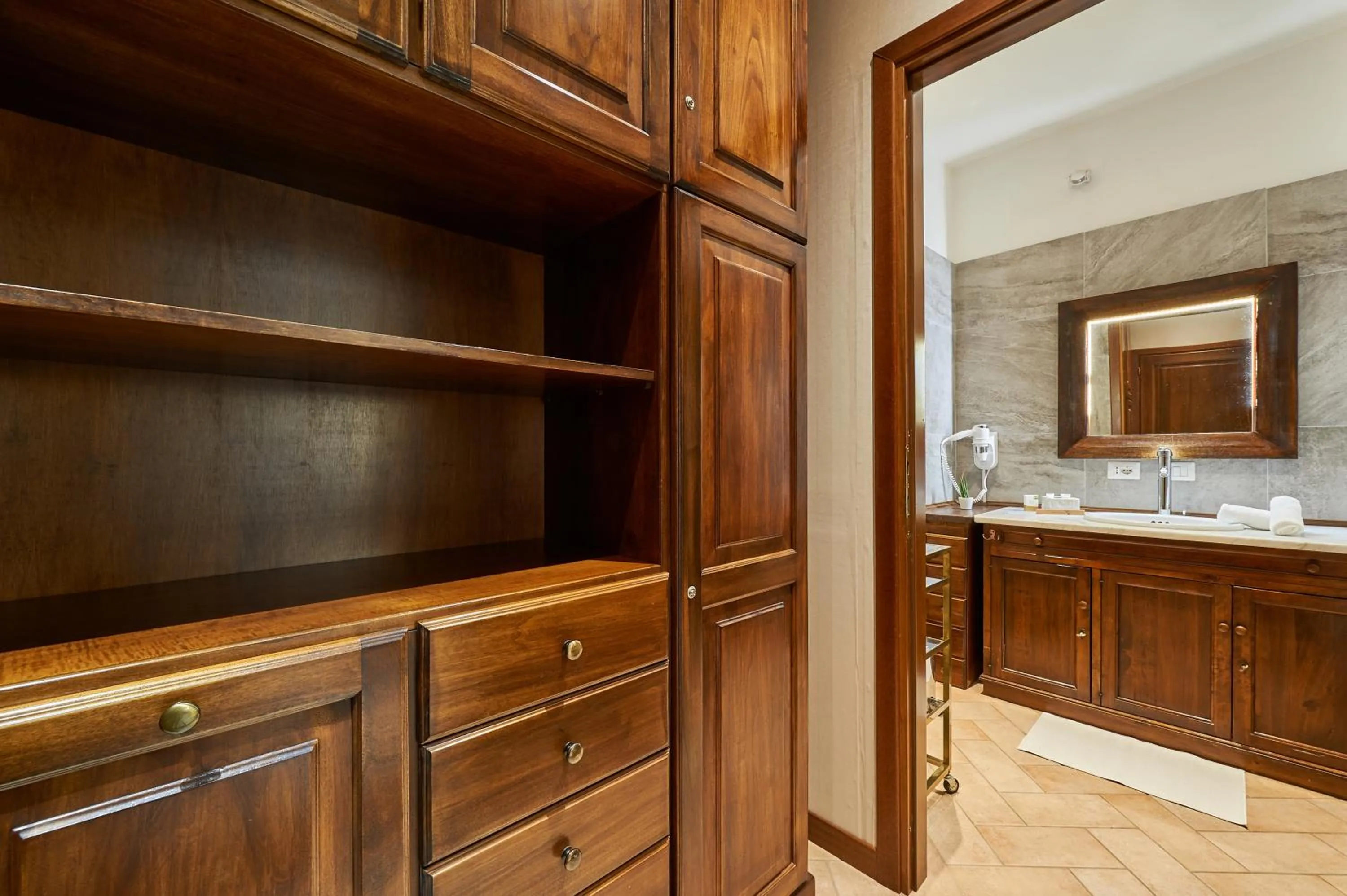 wardrobe in Fabrizio's Rooms