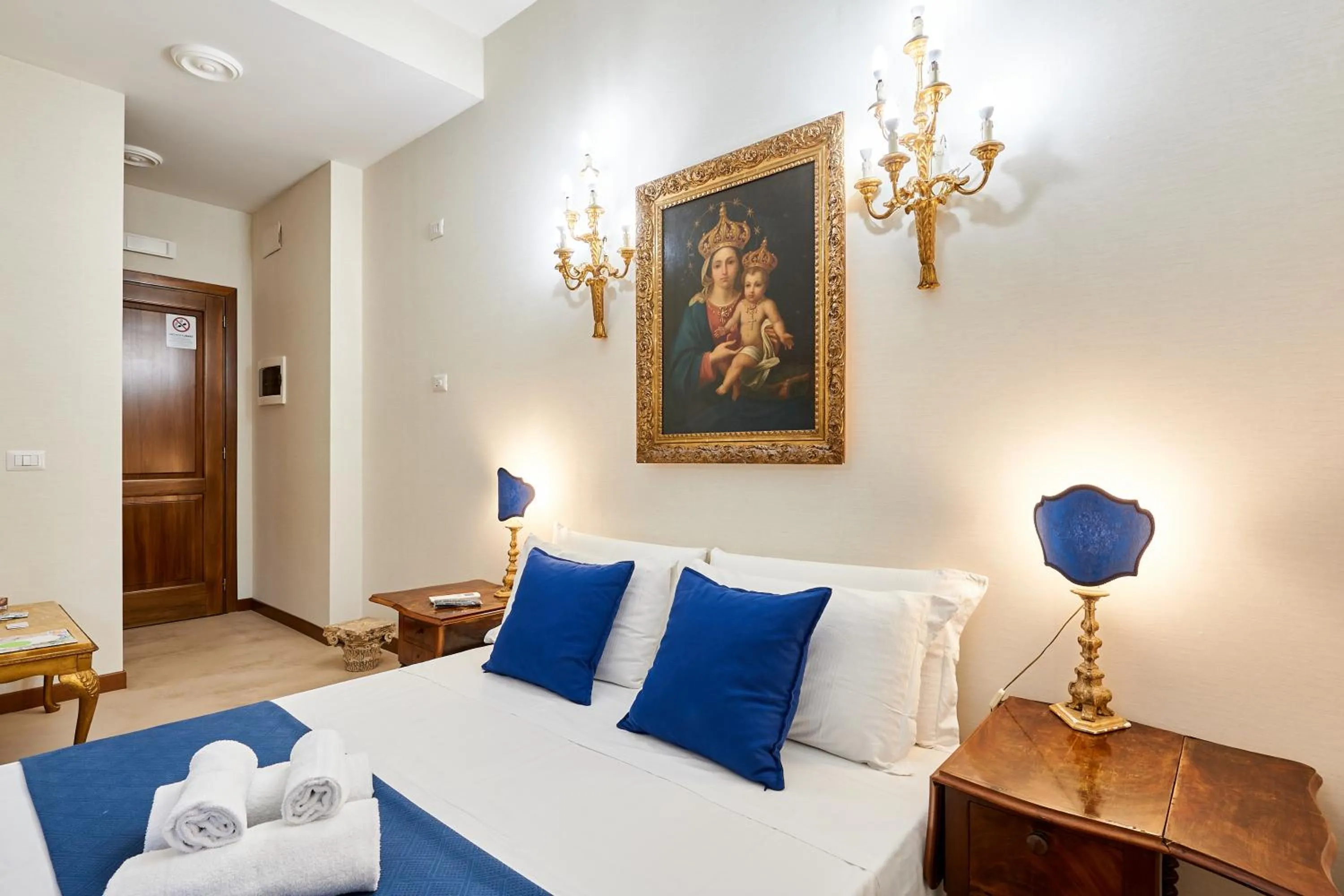 Photo of the whole room, Bed in Fabrizio's Rooms