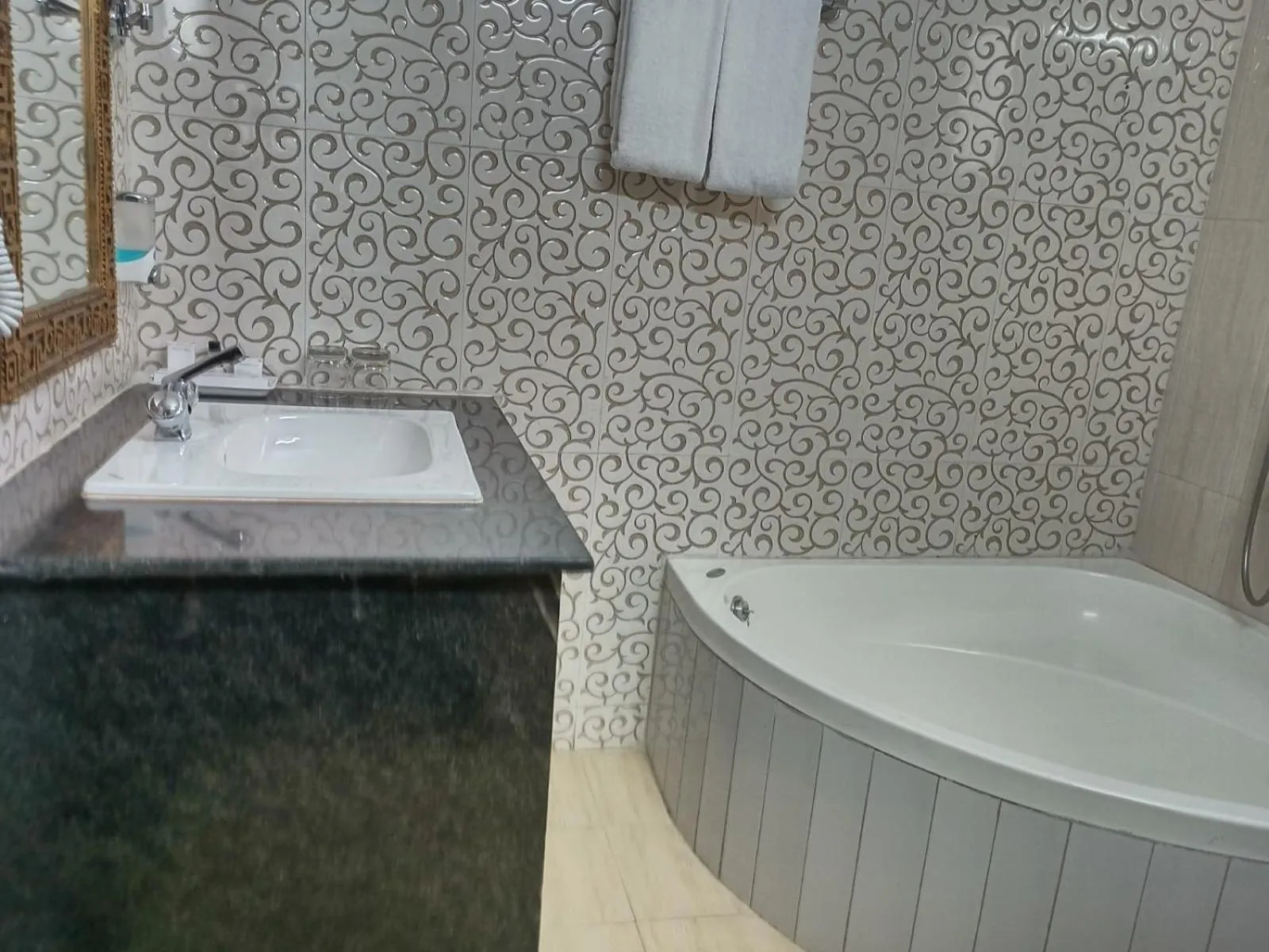 Bath in Maple Resort Chail