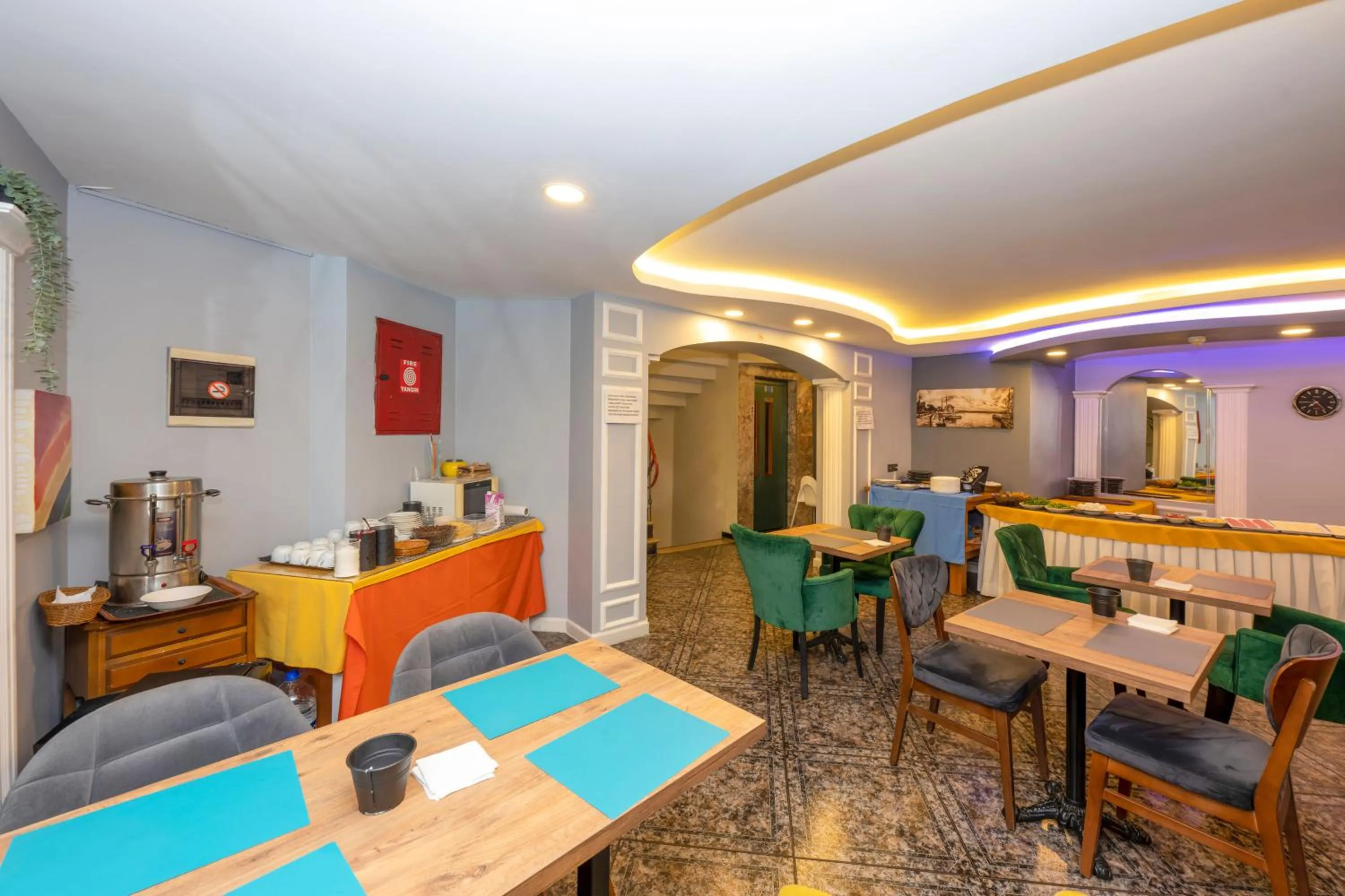 Restaurant/places to eat in Hotel Devman