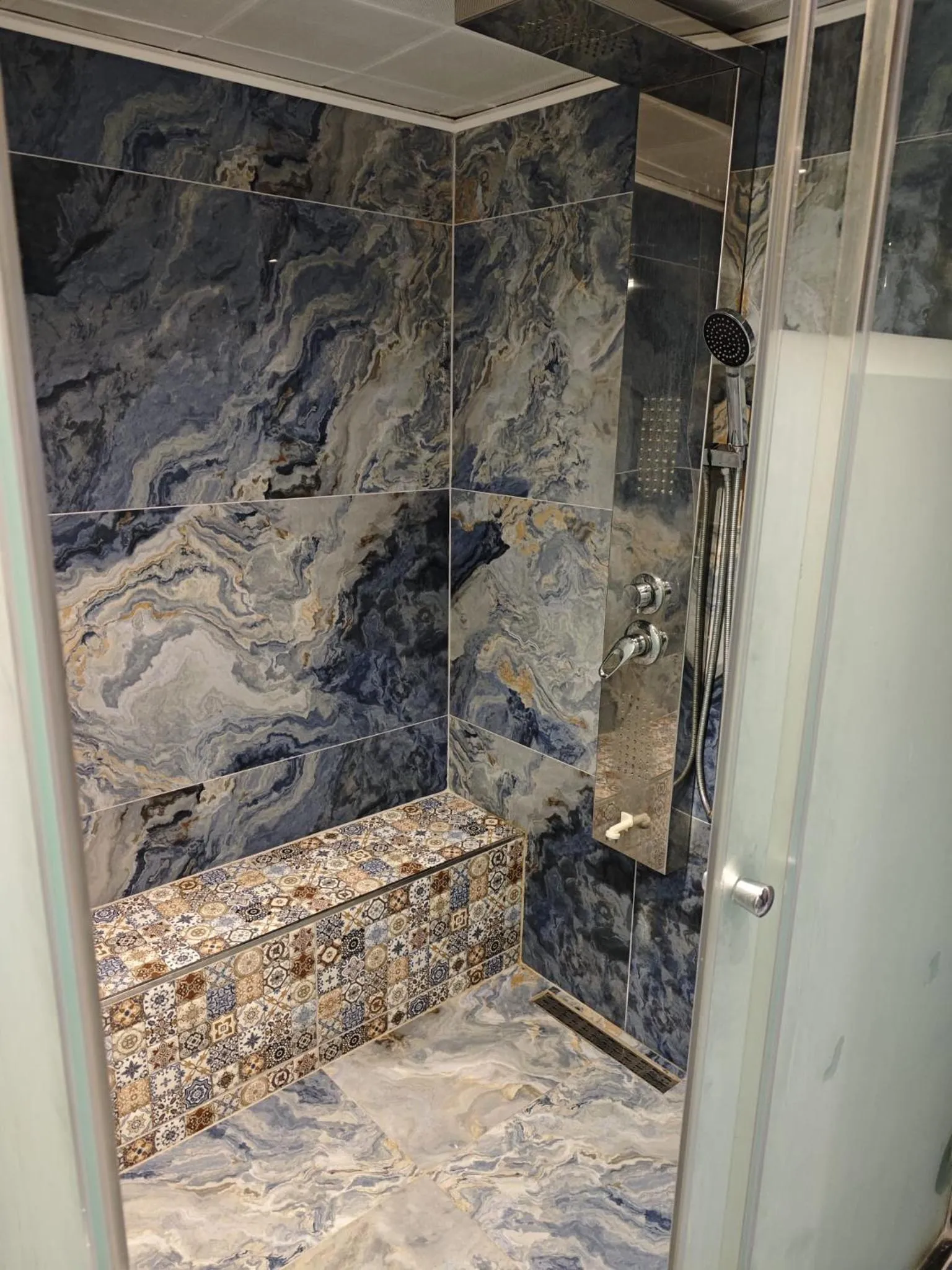 Shower in Hotel Devman