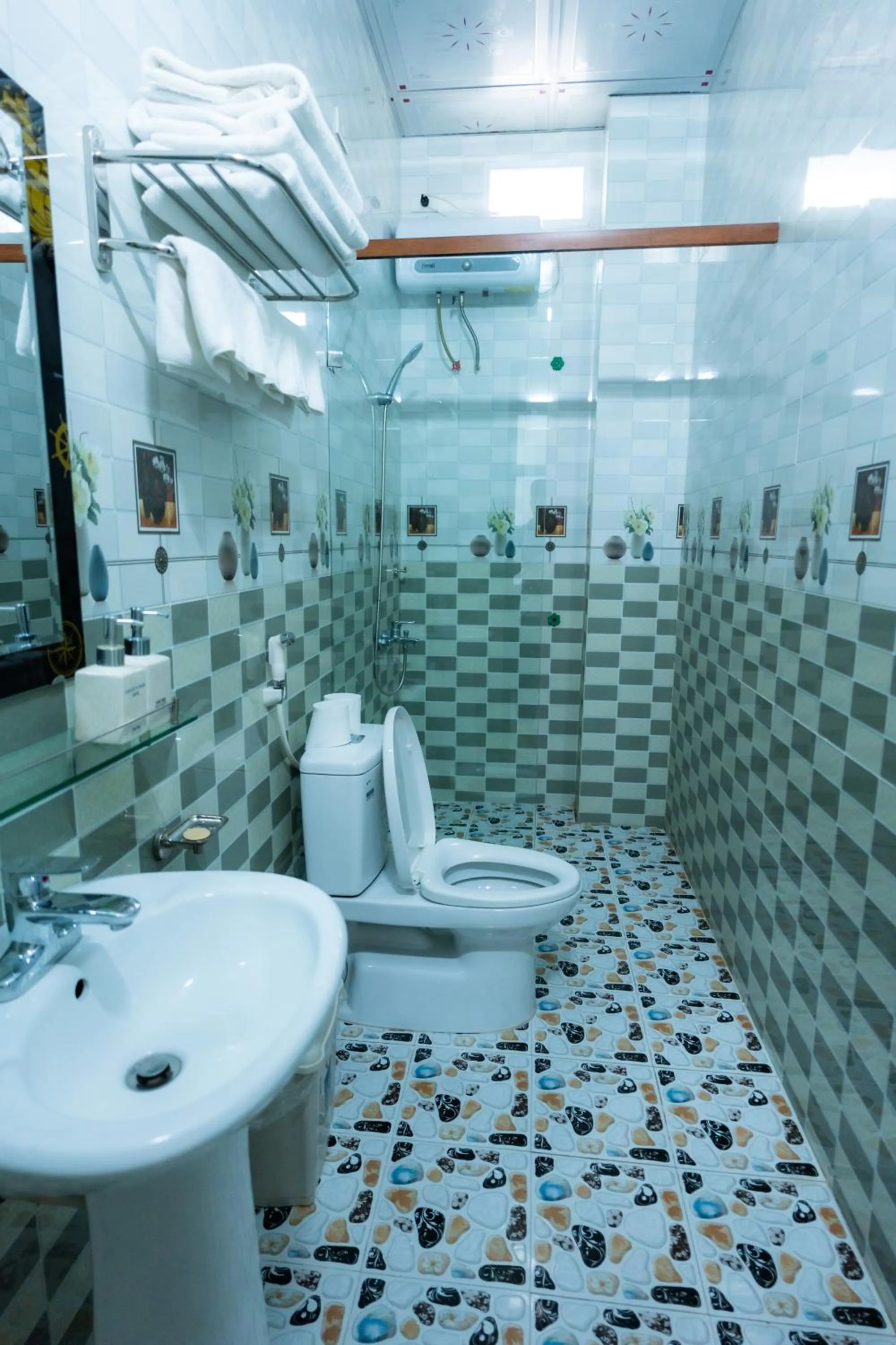 Toilet in TAMCOC VUTHANH FRIENDLY Hotel