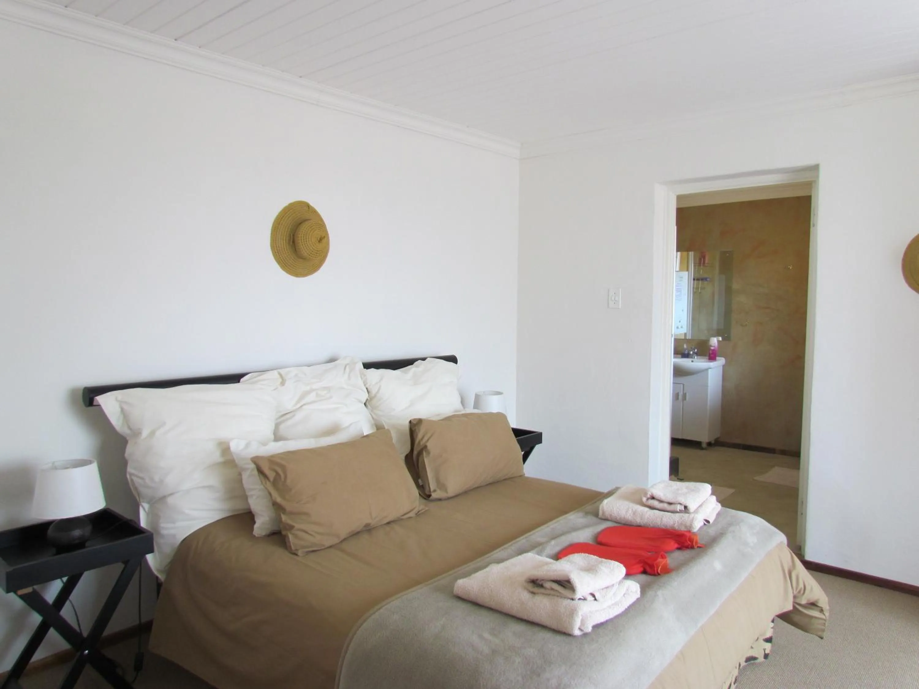 Bathroom, Bed in Pumula Guest Farm