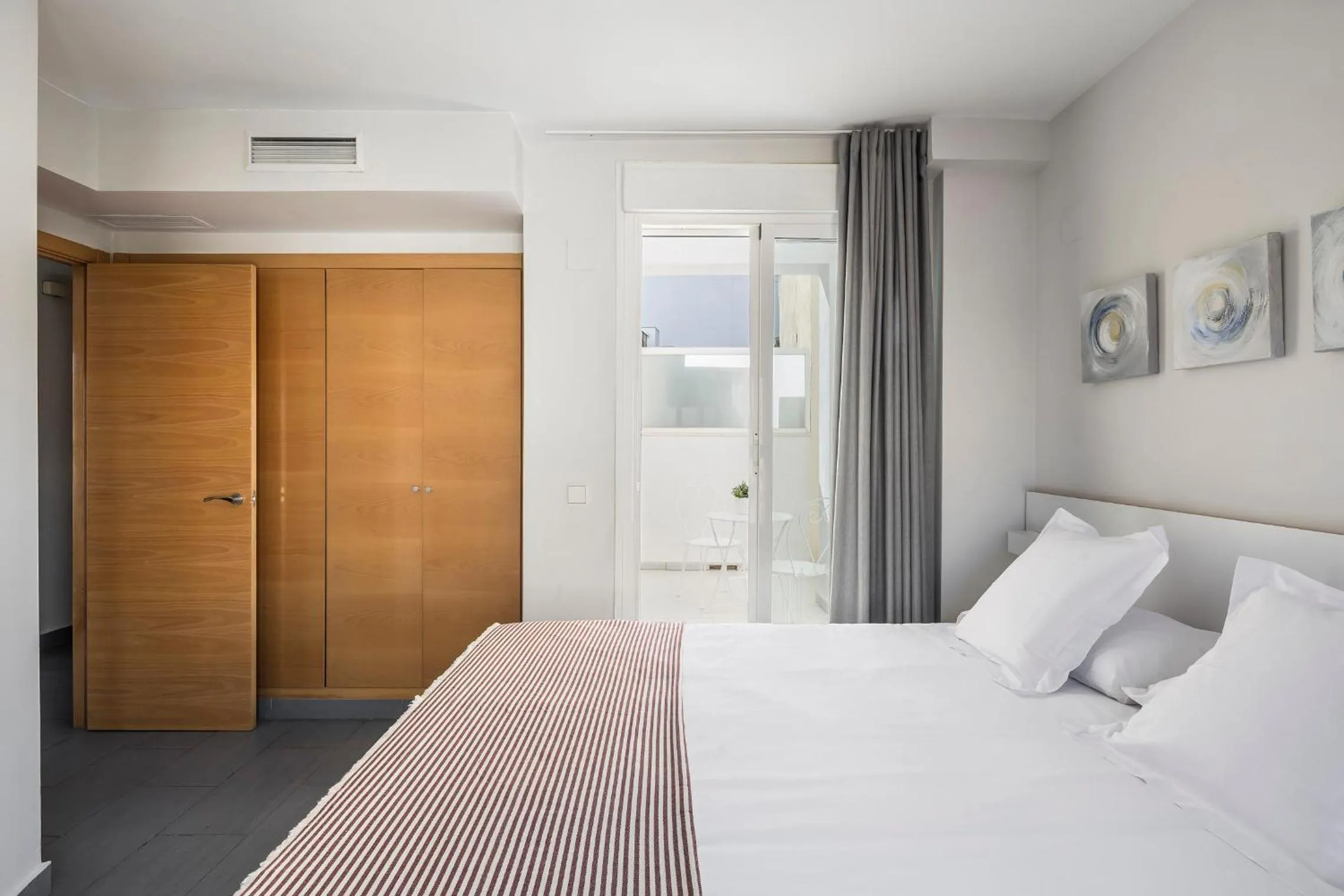 Photo of the whole room, Bed in Mon Suites Carmen