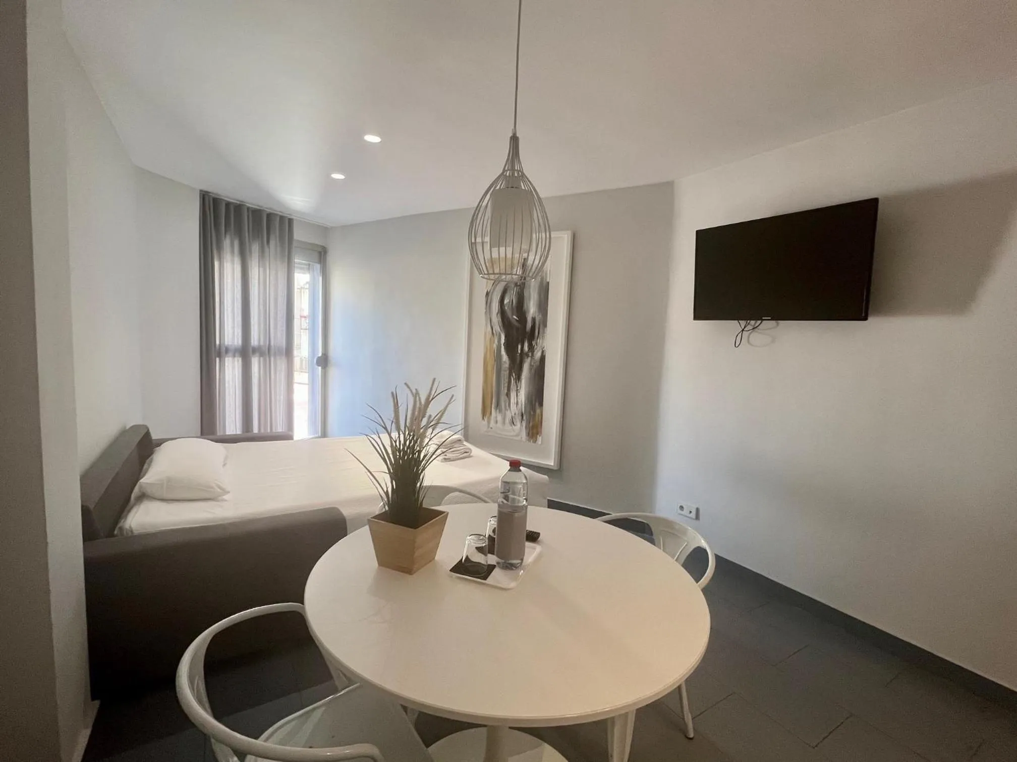 TV and multimedia, Bed in Mon Suites Carmen