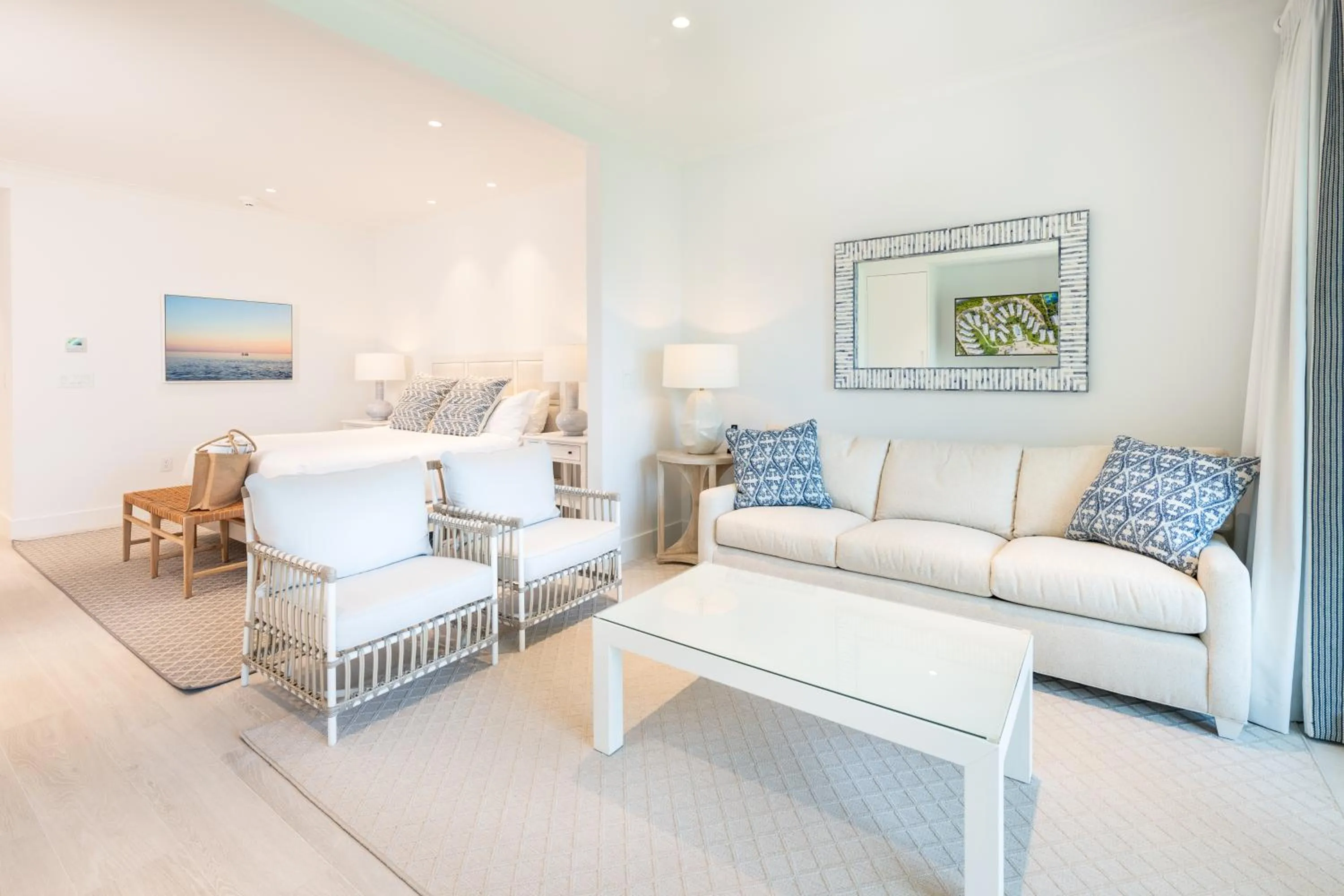 Seating area, Bed in The Islands of Islamorada