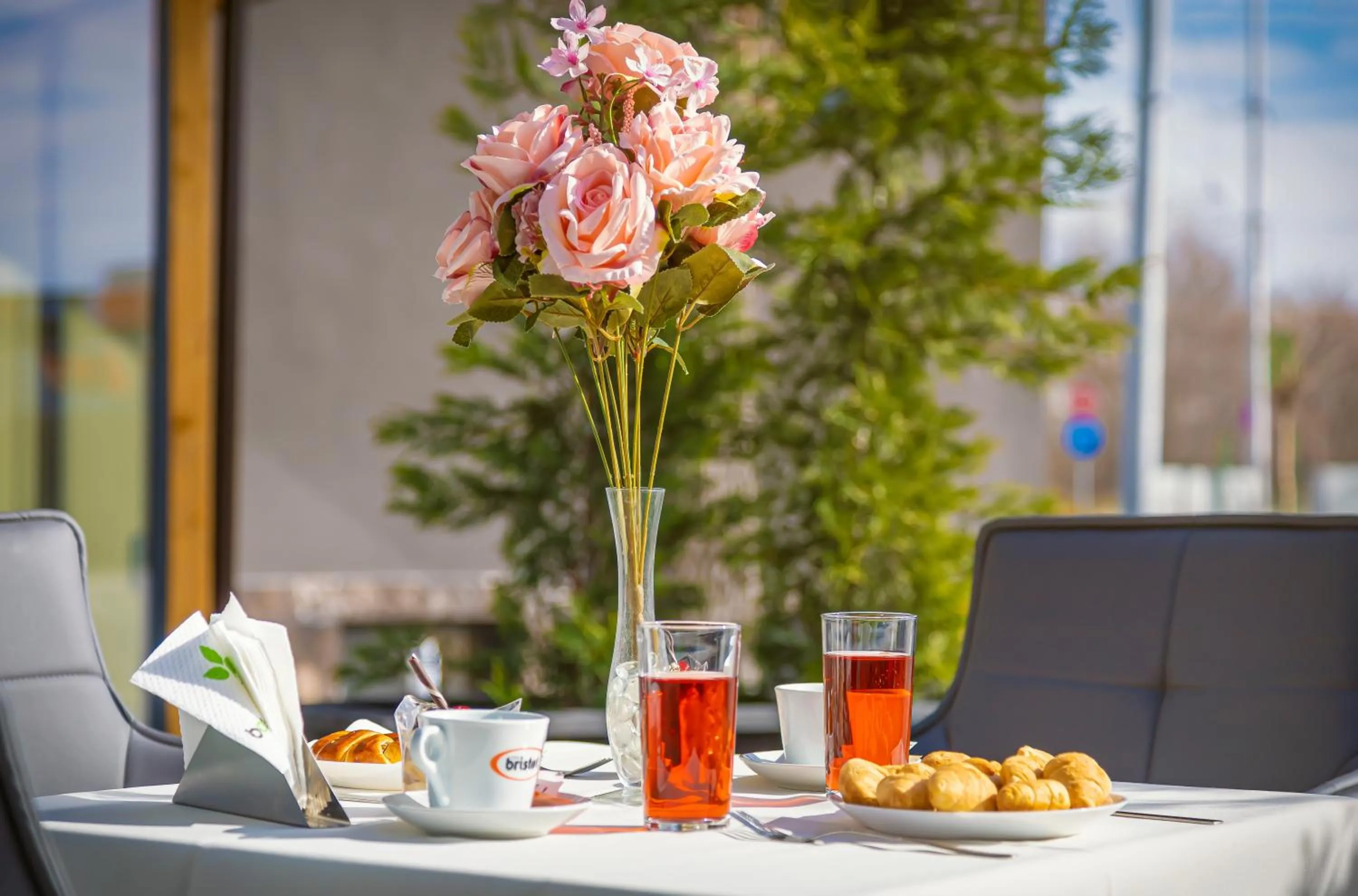 Restaurant/places to eat in Hotel Urban