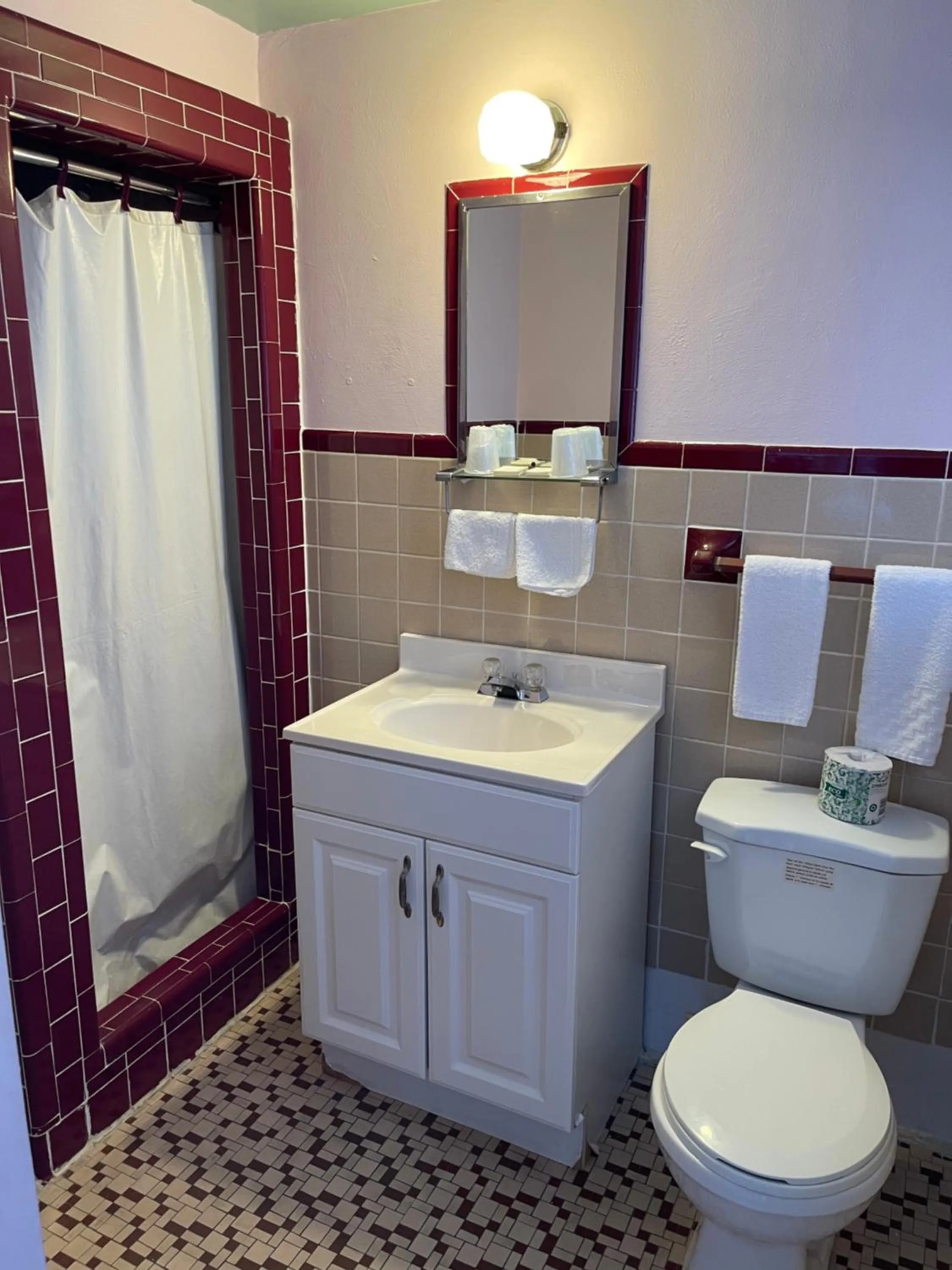 Shower in Best Motel Bowling Green