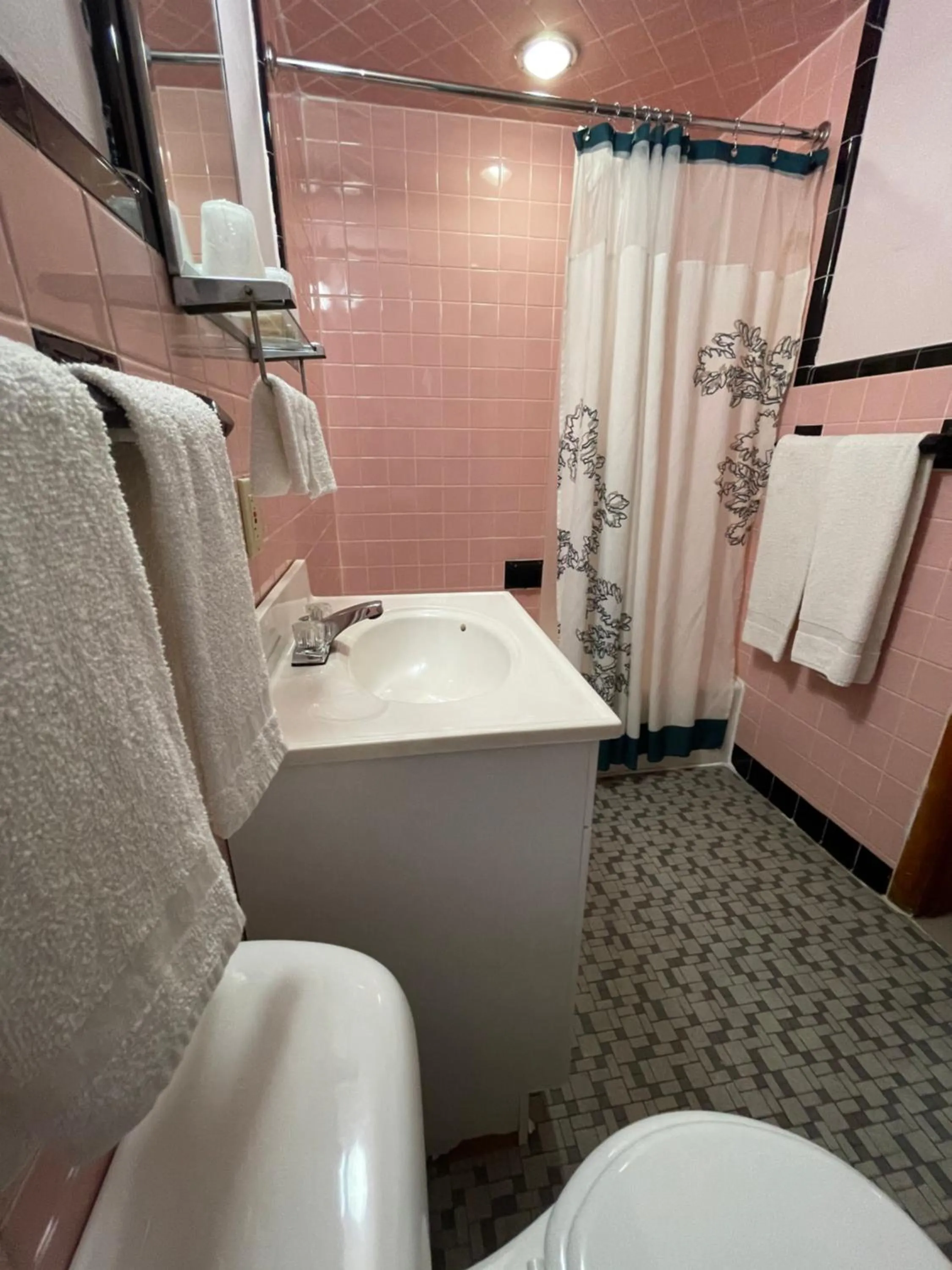 Shower in Best Motel Bowling Green