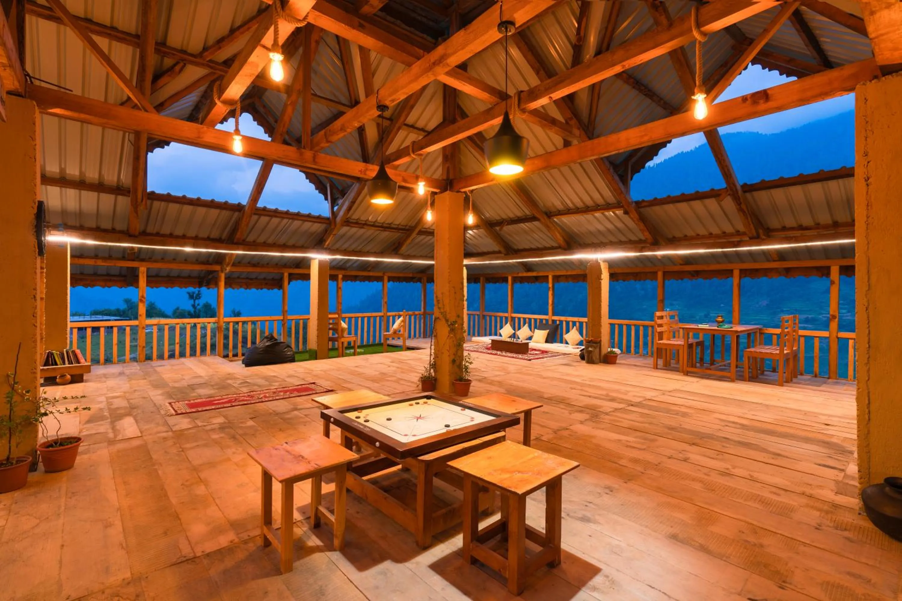 Communal lounge/ TV room in Zostel Shangarh, Kullu