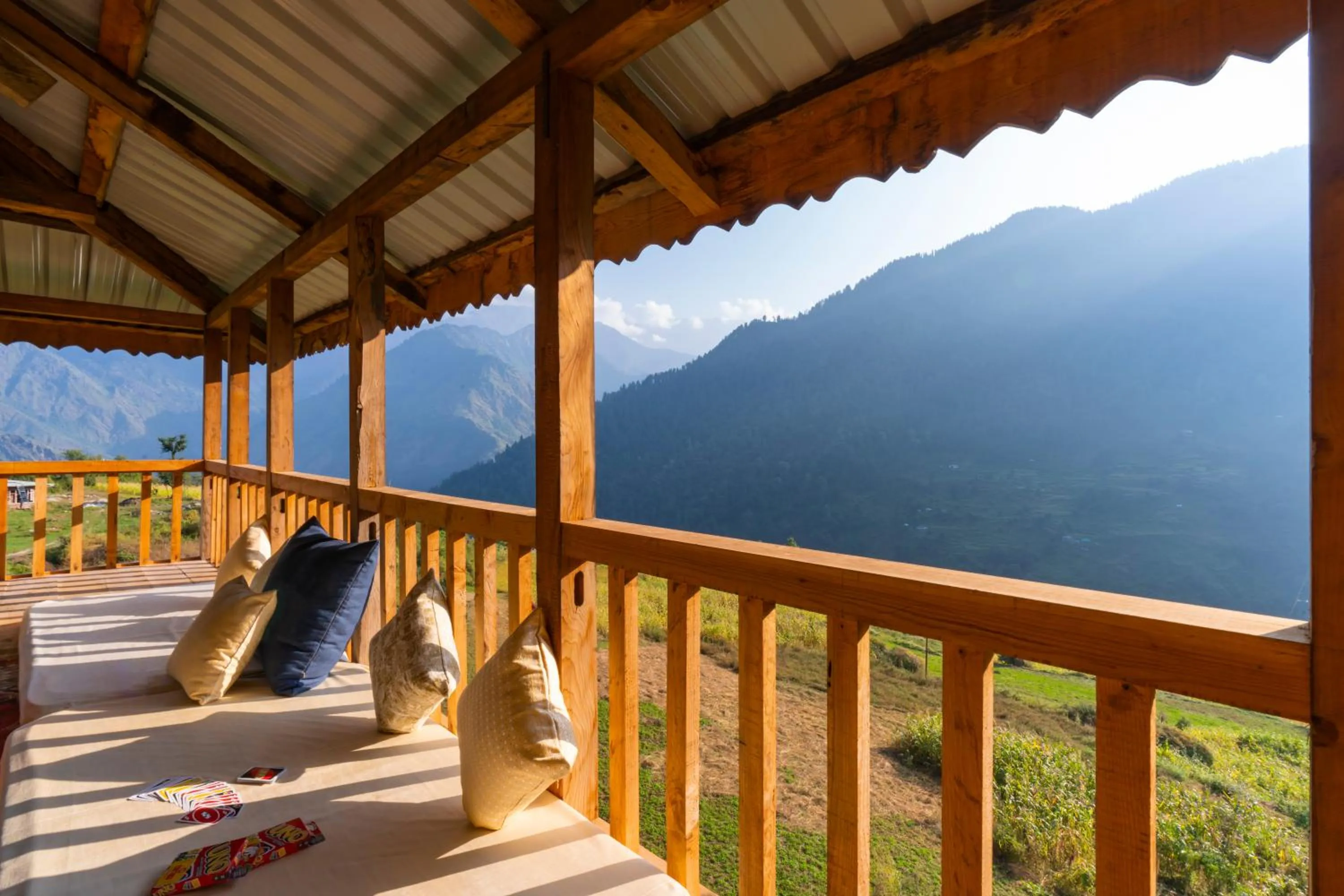 Communal lounge/ TV room in Zostel Shangarh, Kullu
