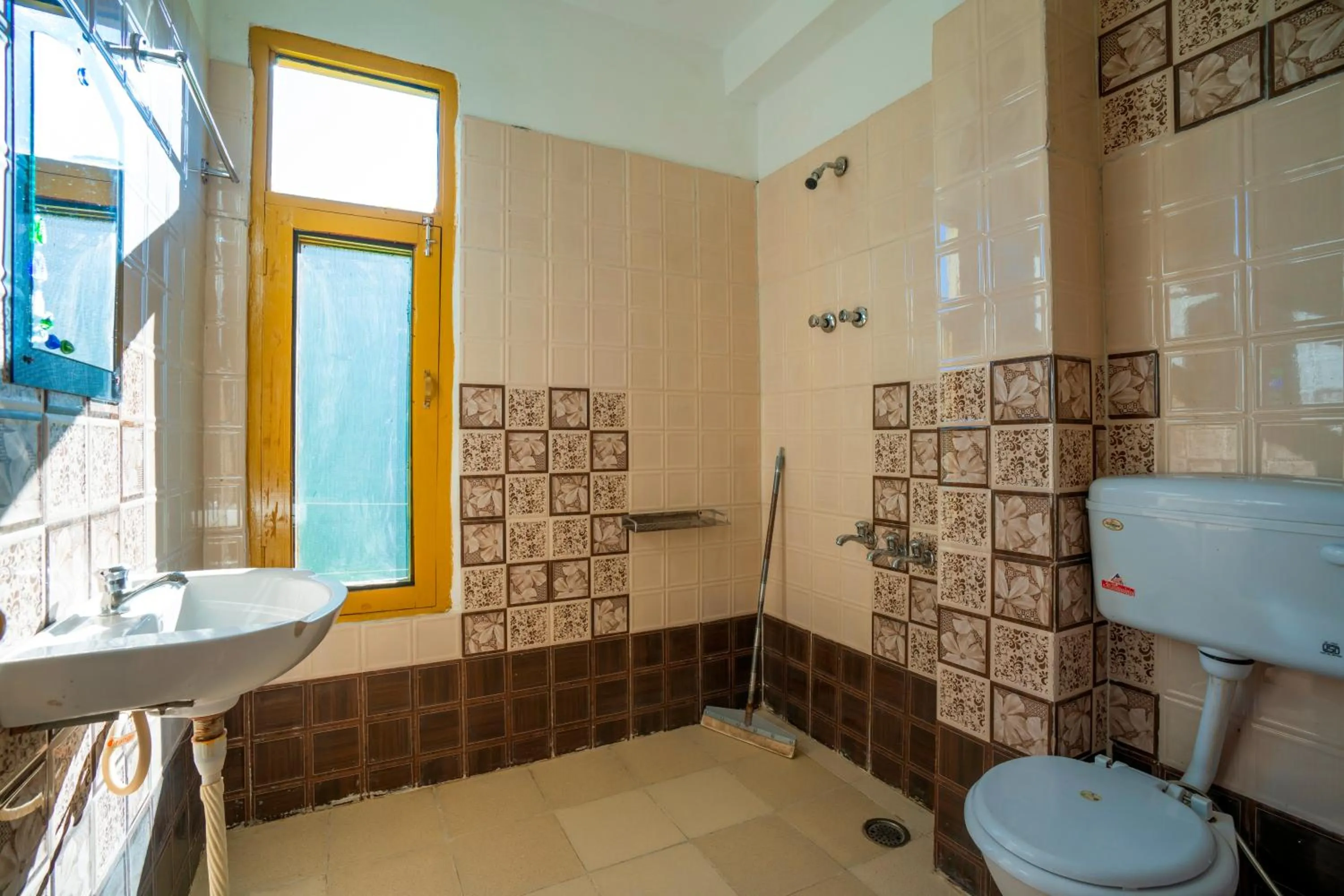 Toilet in Zostel Shangarh, Kullu