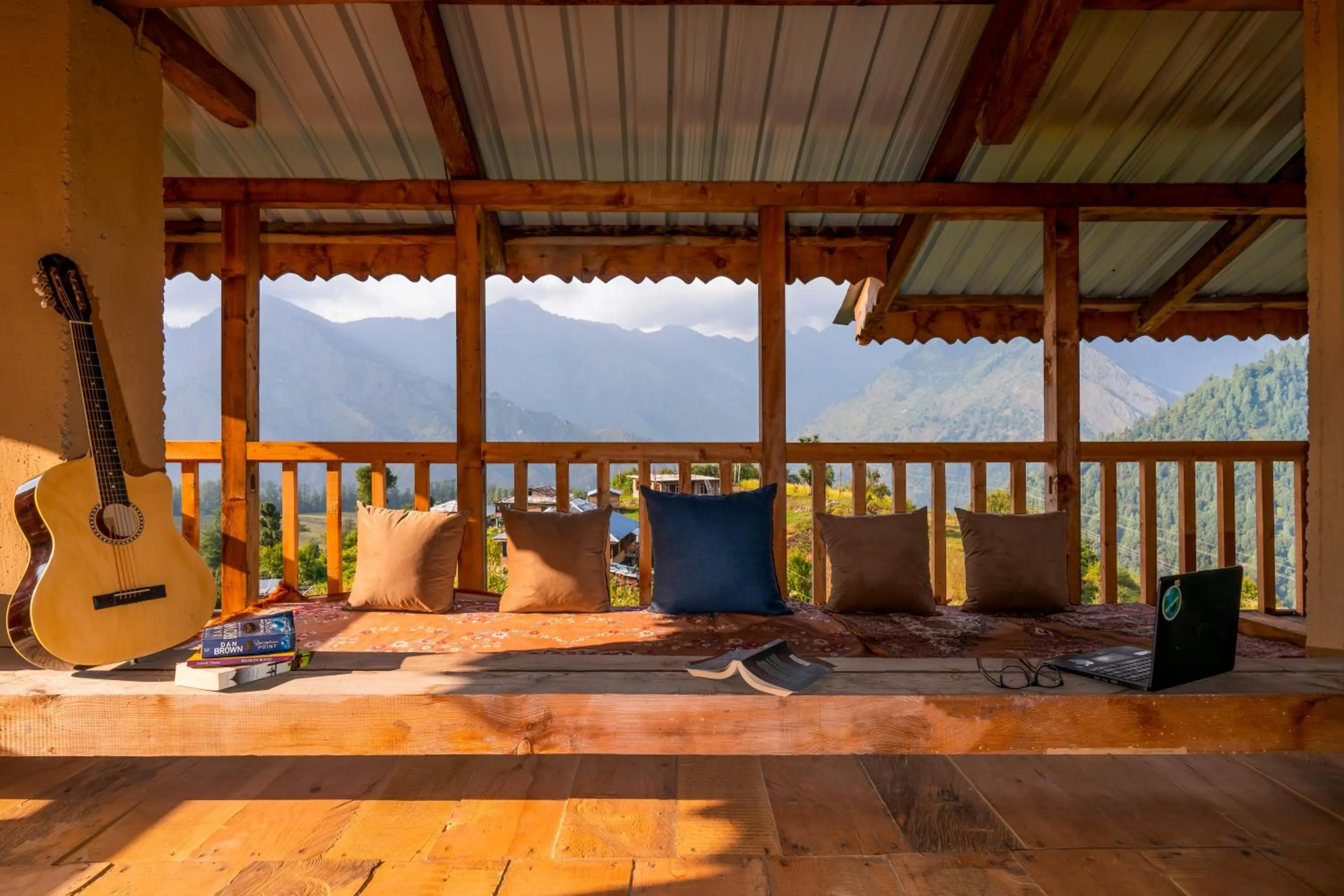 Communal lounge/ TV room in Zostel Shangarh, Kullu