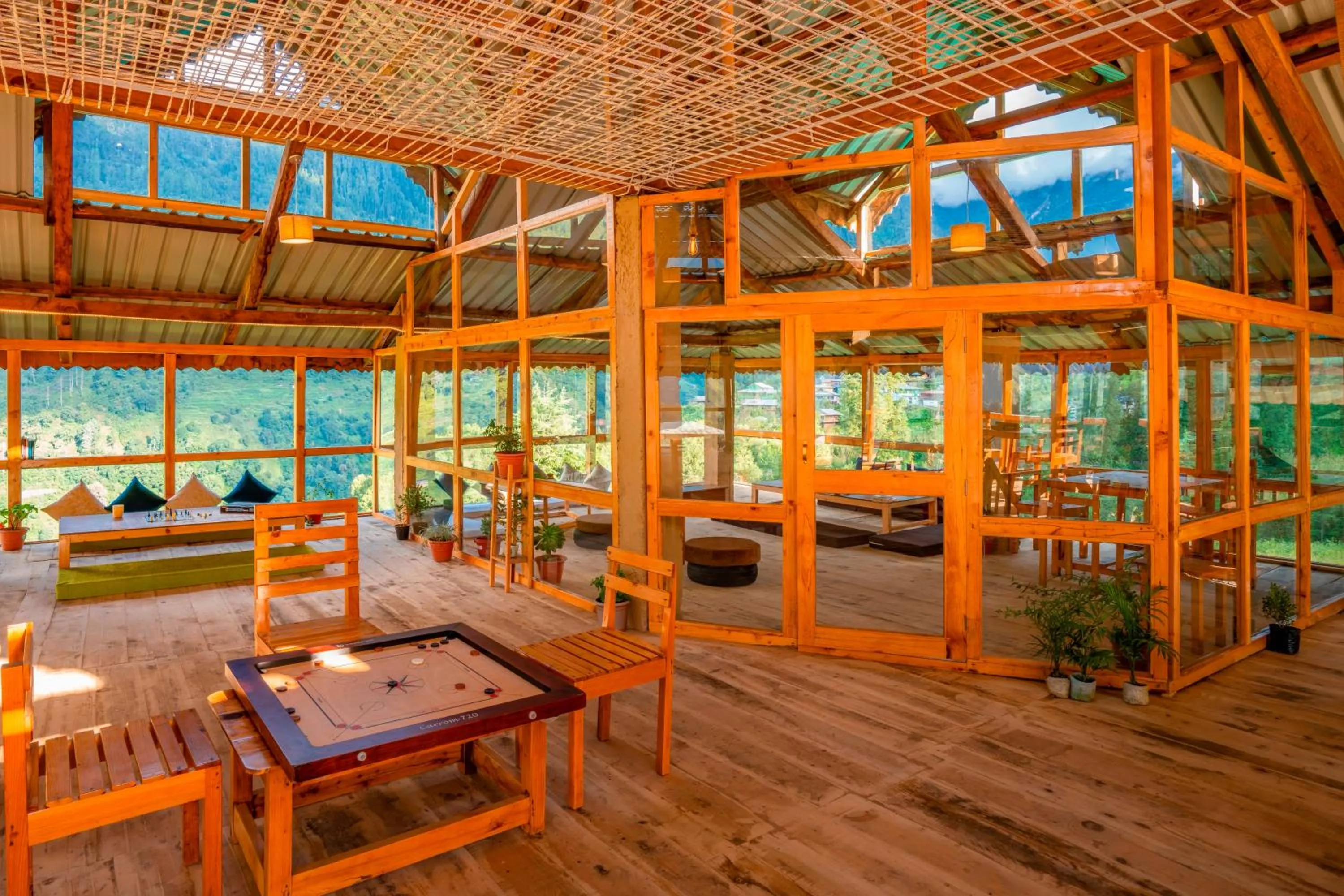 Living room in Zostel Shangarh, Kullu