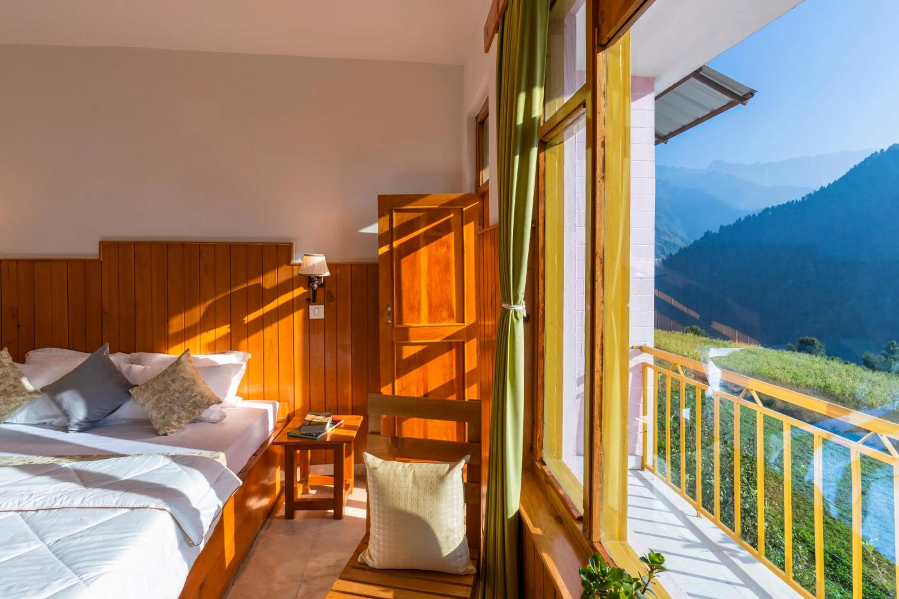 Spring, Bed in Zostel Shangarh, Kullu