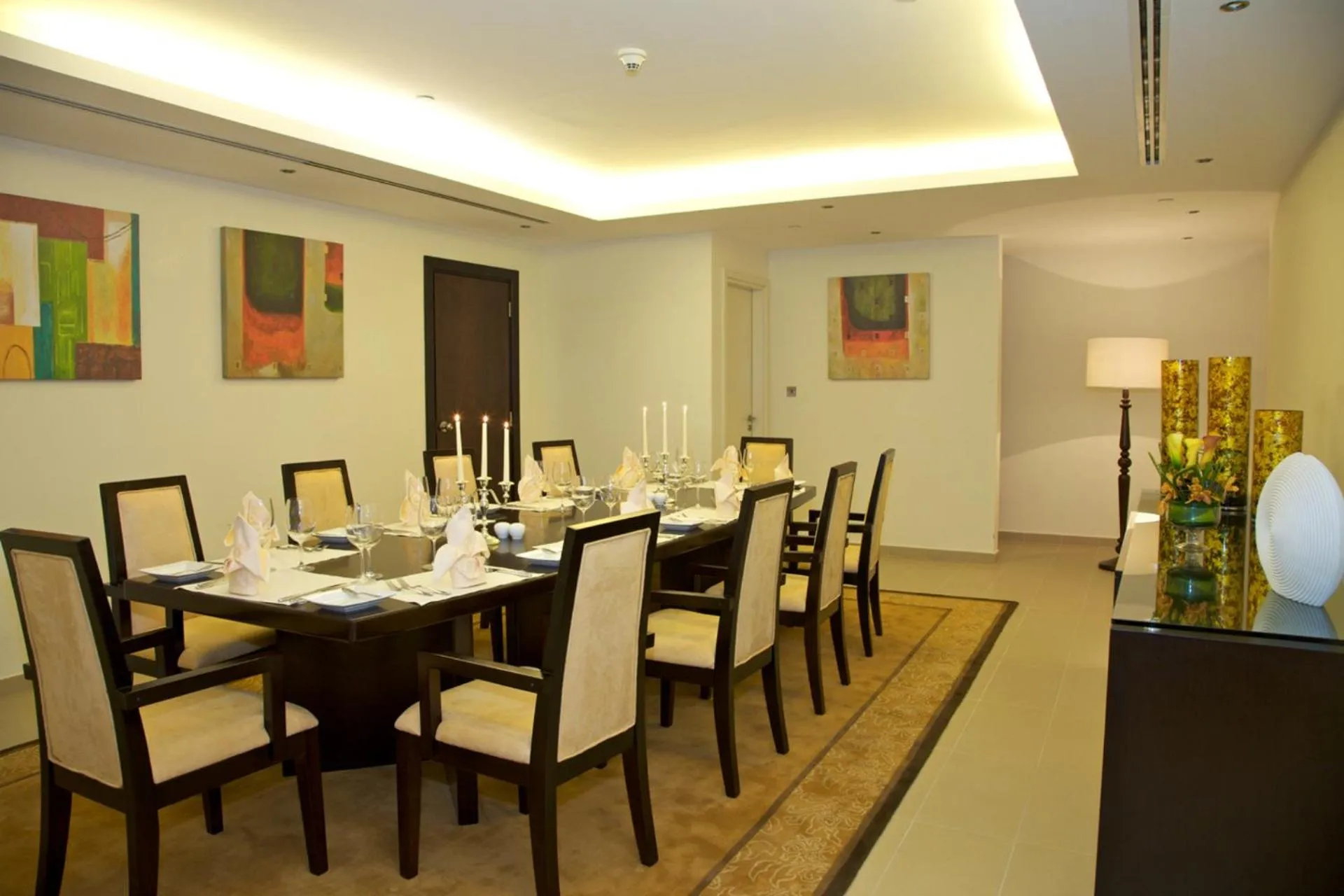 Dining area in Metropolitan Al Mafraq Hotel