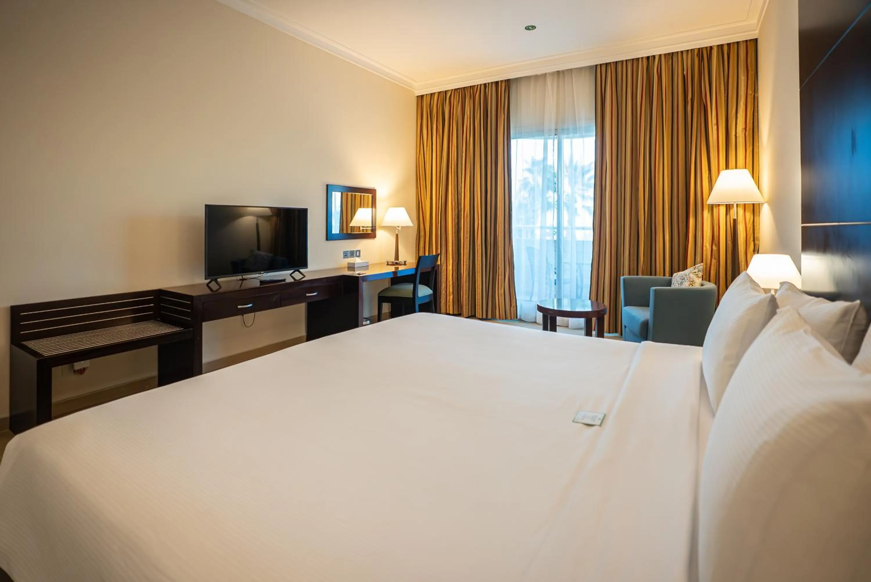 Bedroom, Bed in Metropolitan Al Mafraq Hotel