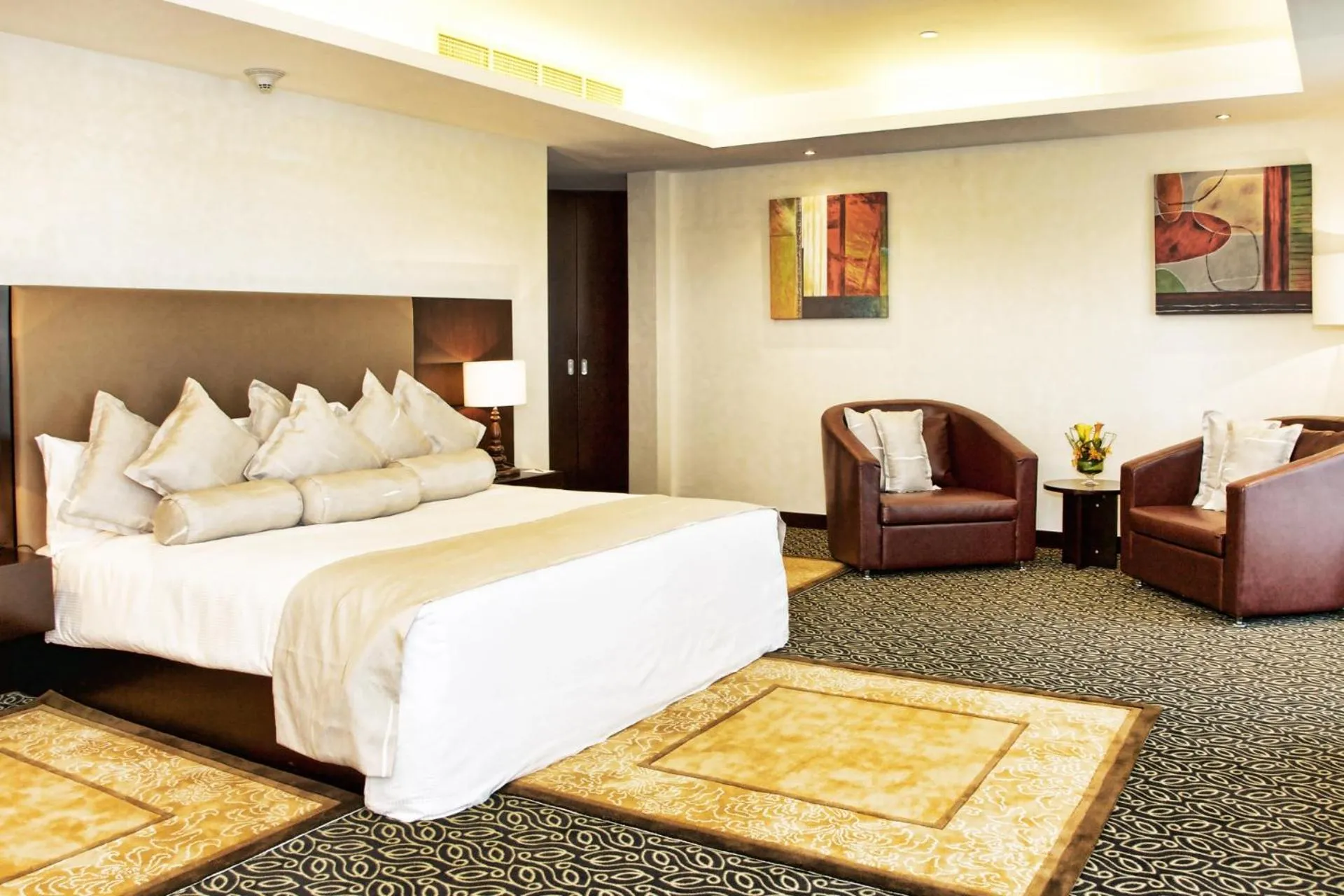 Bedroom, Bed in Metropolitan Al Mafraq Hotel