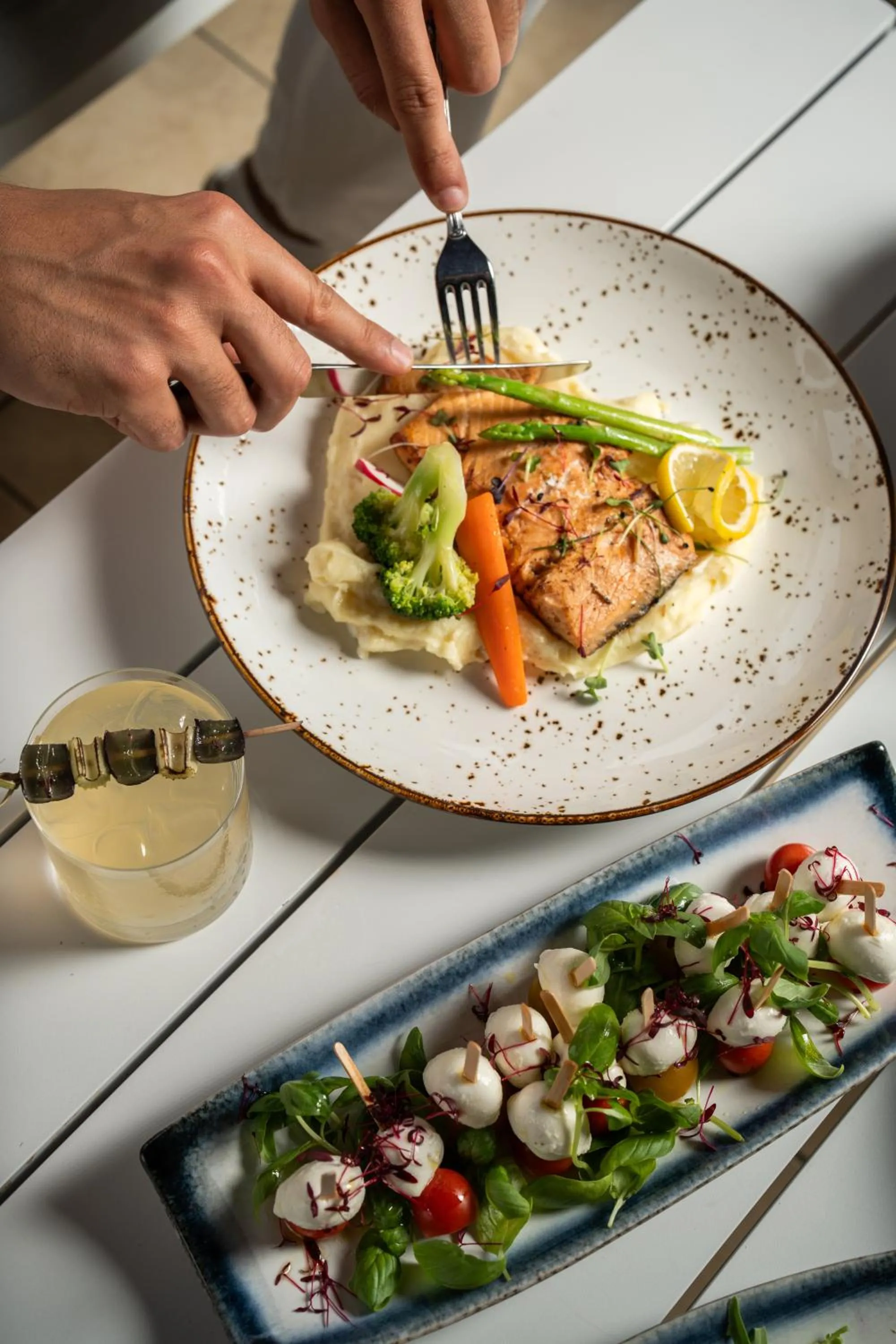 Food and drinks in Metropolitan Al Mafraq Hotel