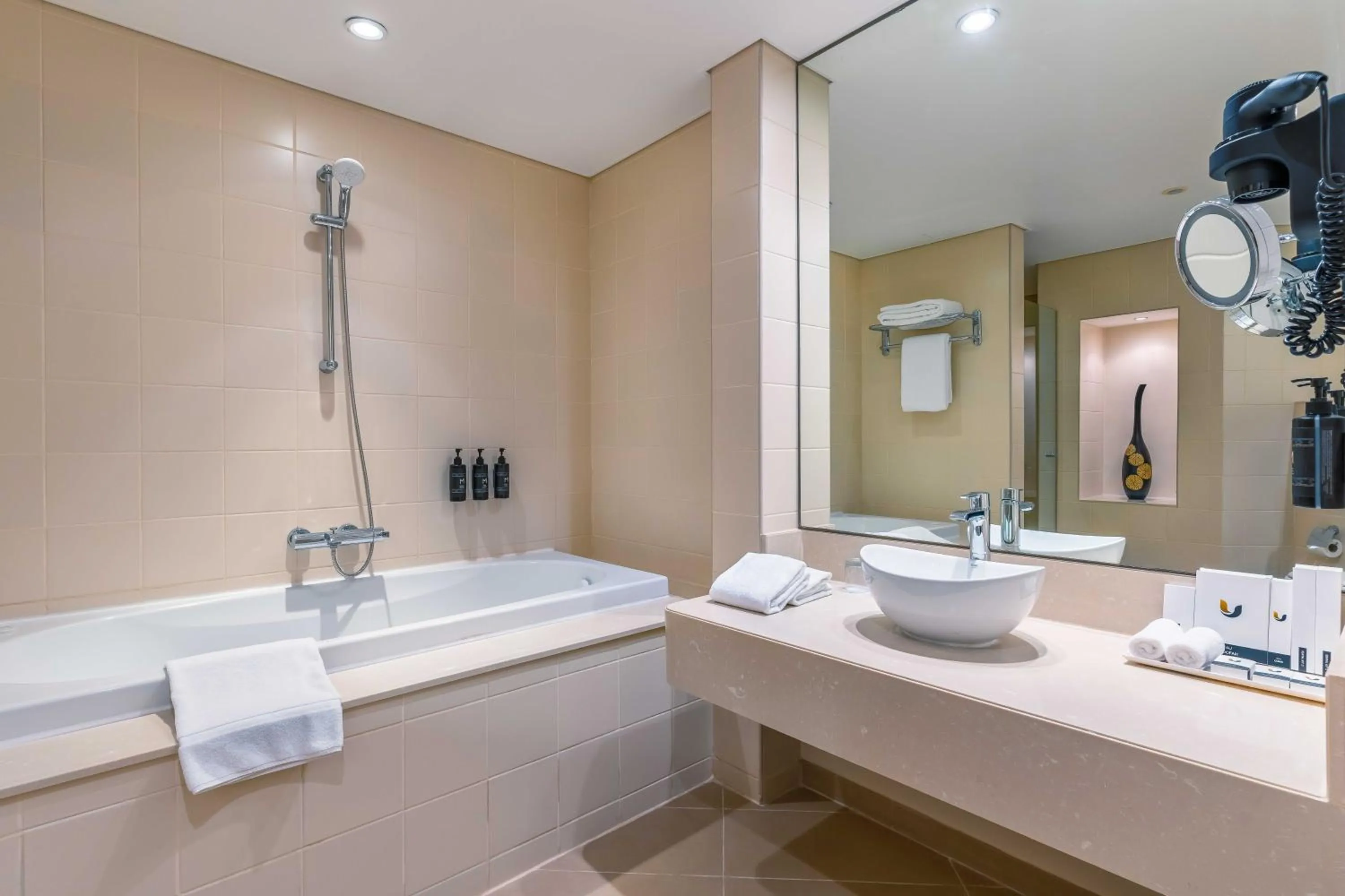 Shower in Metropolitan Al Mafraq Hotel