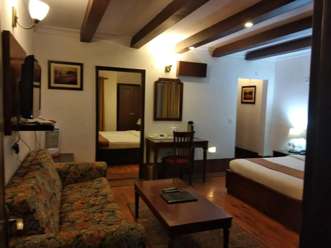 Seating area, Bed in Manu Maharani Regency