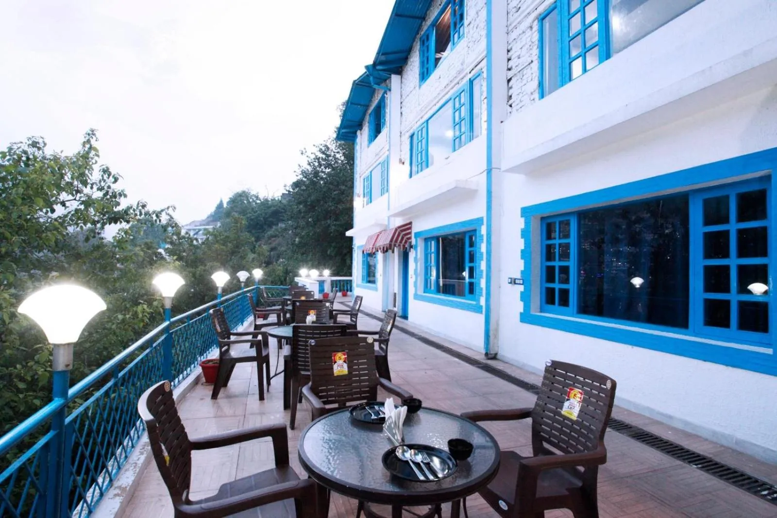 Restaurant/places to eat in Manu Maharani Regency