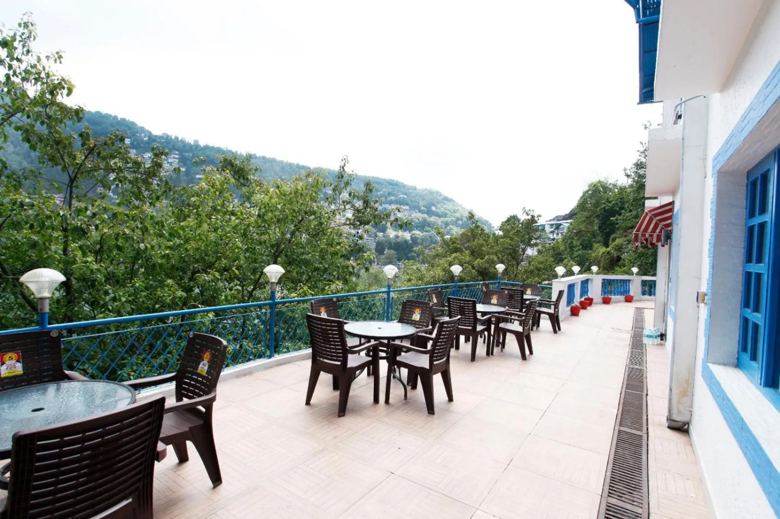 Restaurant/places to eat in Manu Maharani Regency