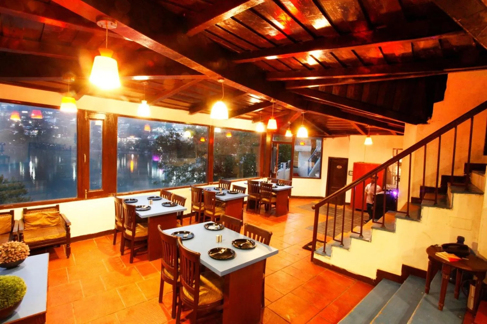 Restaurant/places to eat in Manu Maharani Regency