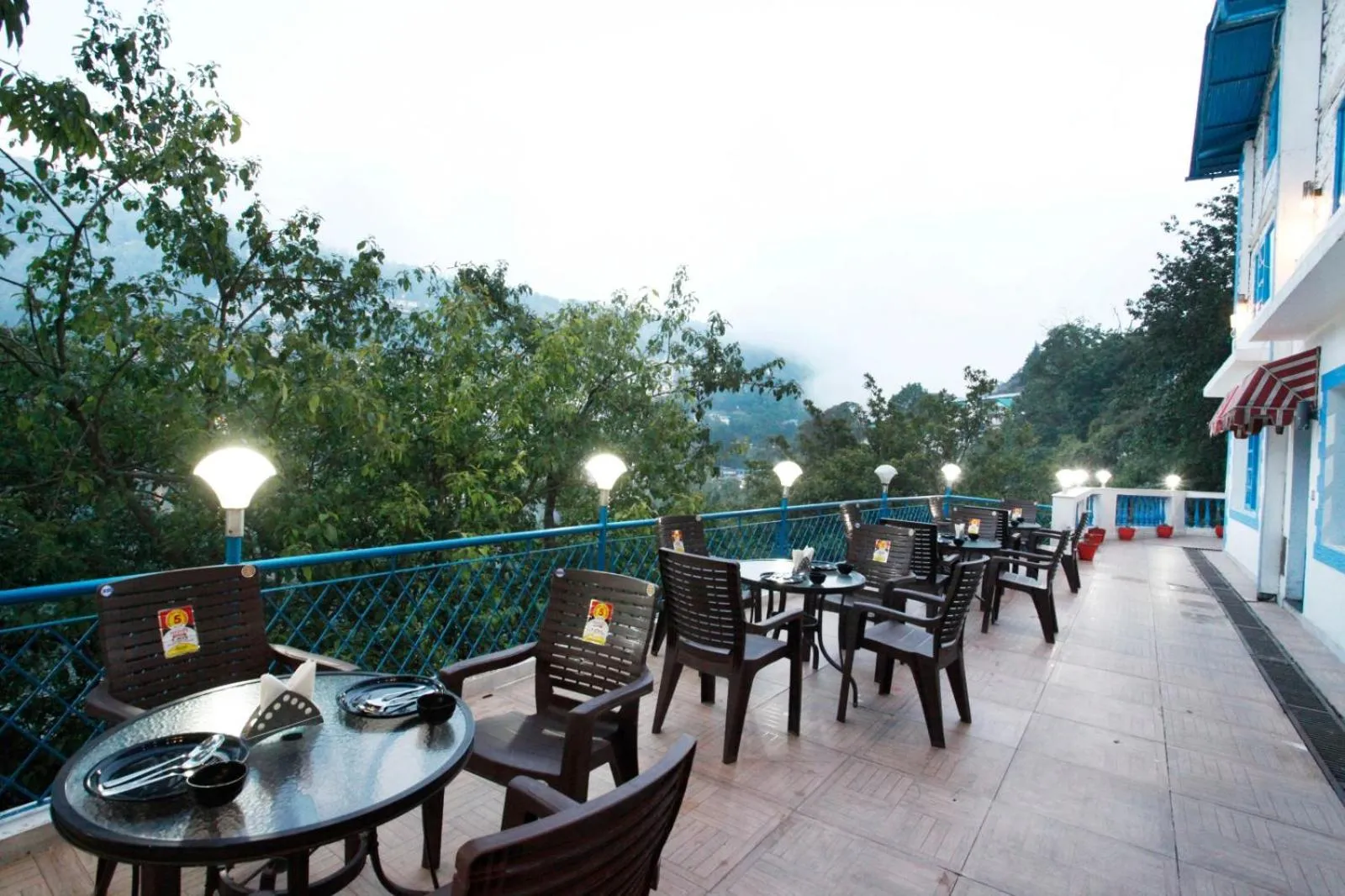 Restaurant/places to eat in Manu Maharani Regency