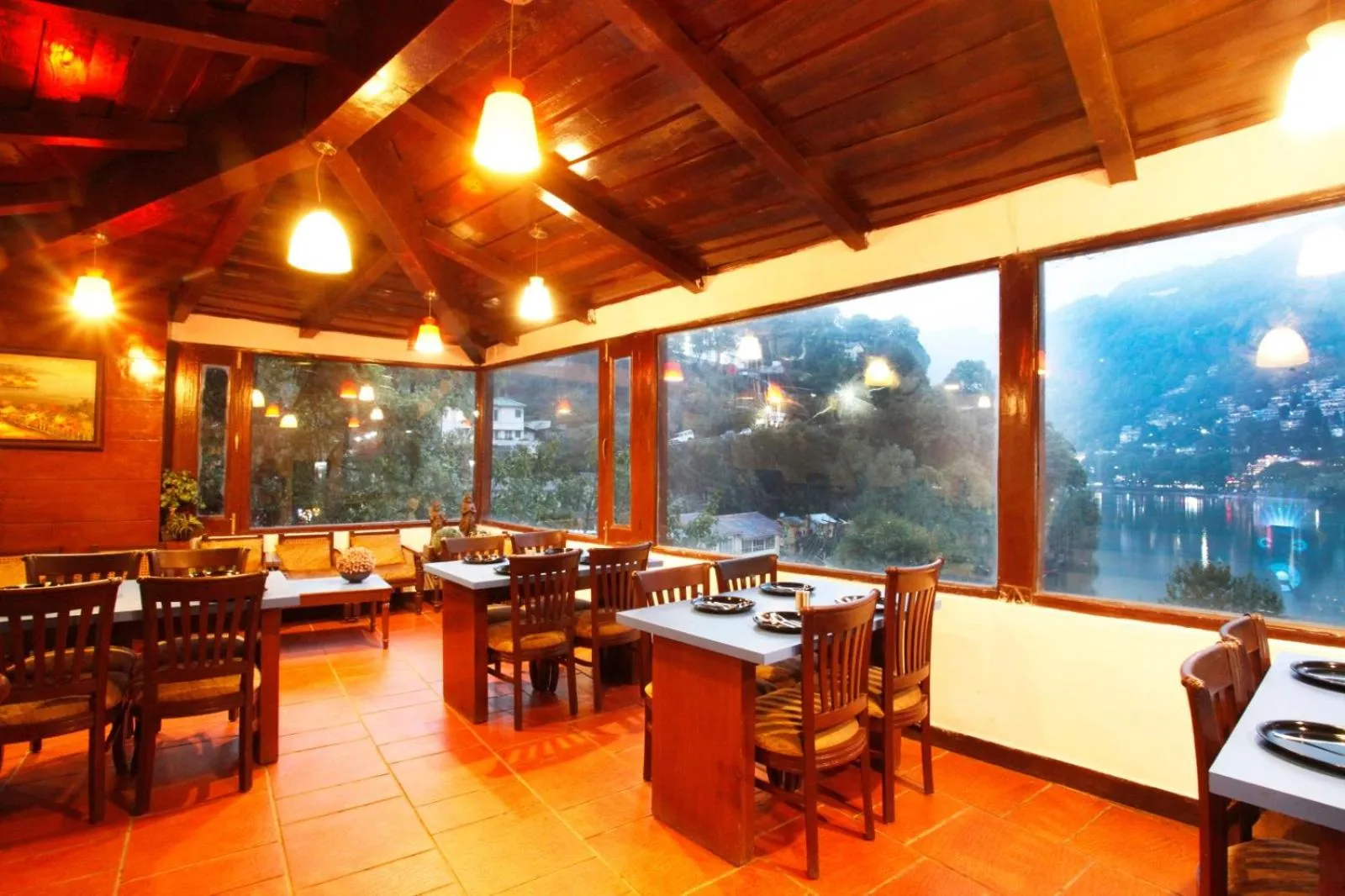 Restaurant/places to eat in Manu Maharani Regency