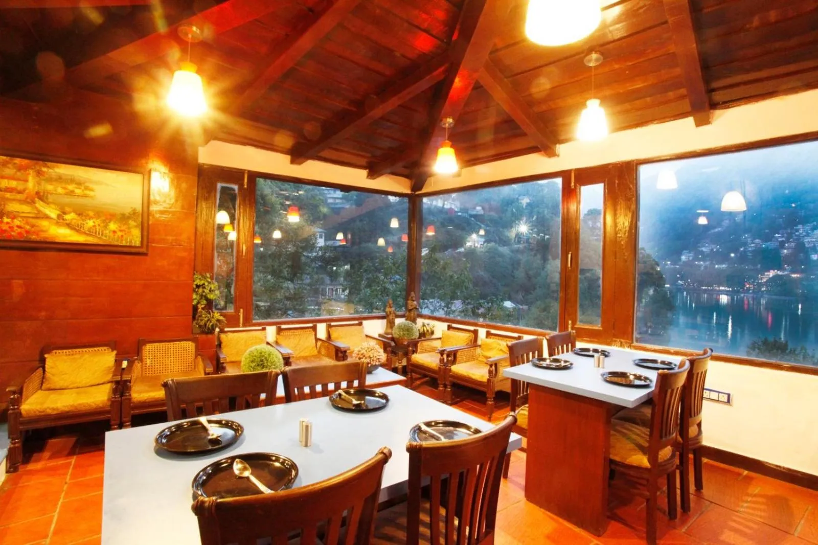 Restaurant/places to eat in Manu Maharani Regency