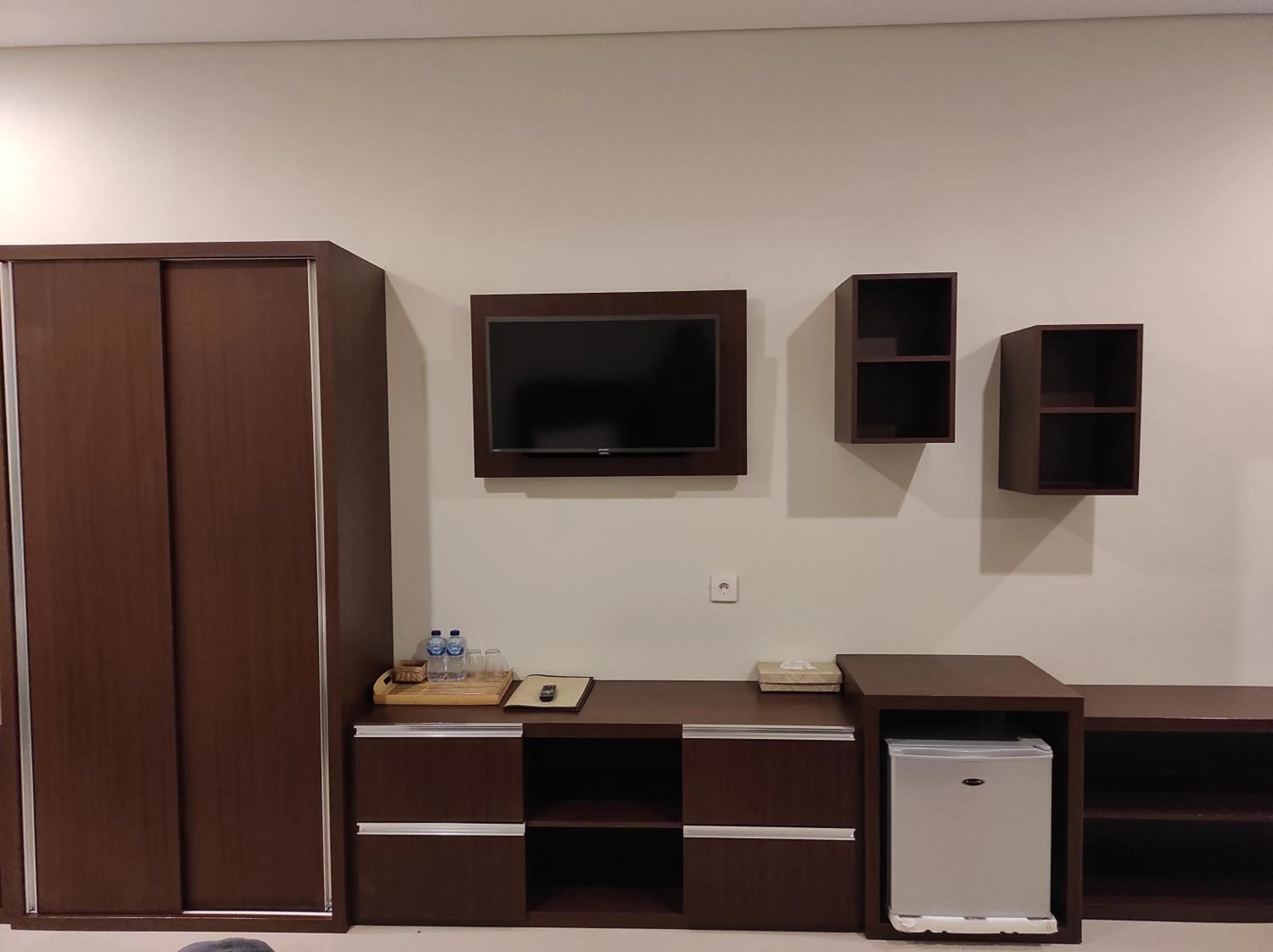 Communal lounge/ TV room in Kubu Di-Kayla's