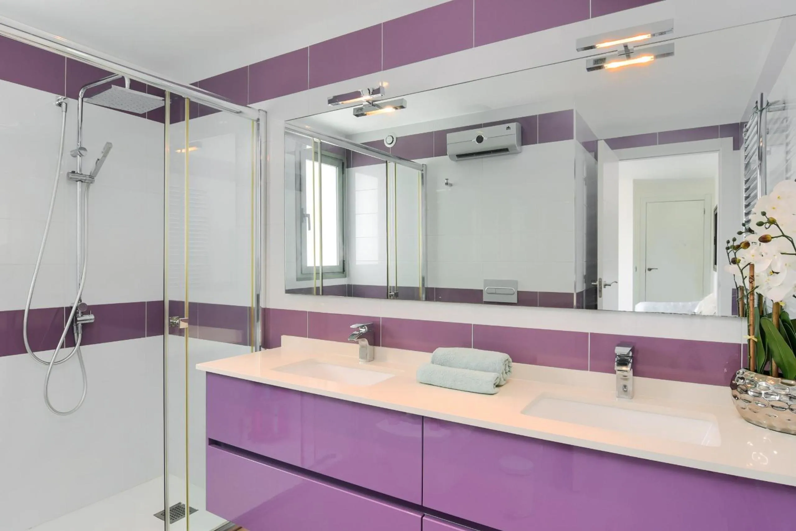 Bathroom in Graham Holiday Rentals - Baladrar