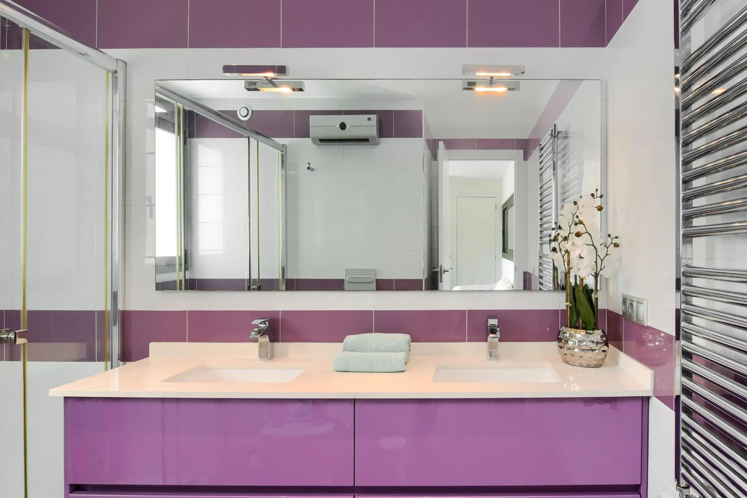 Bathroom in Graham Holiday Rentals - Baladrar