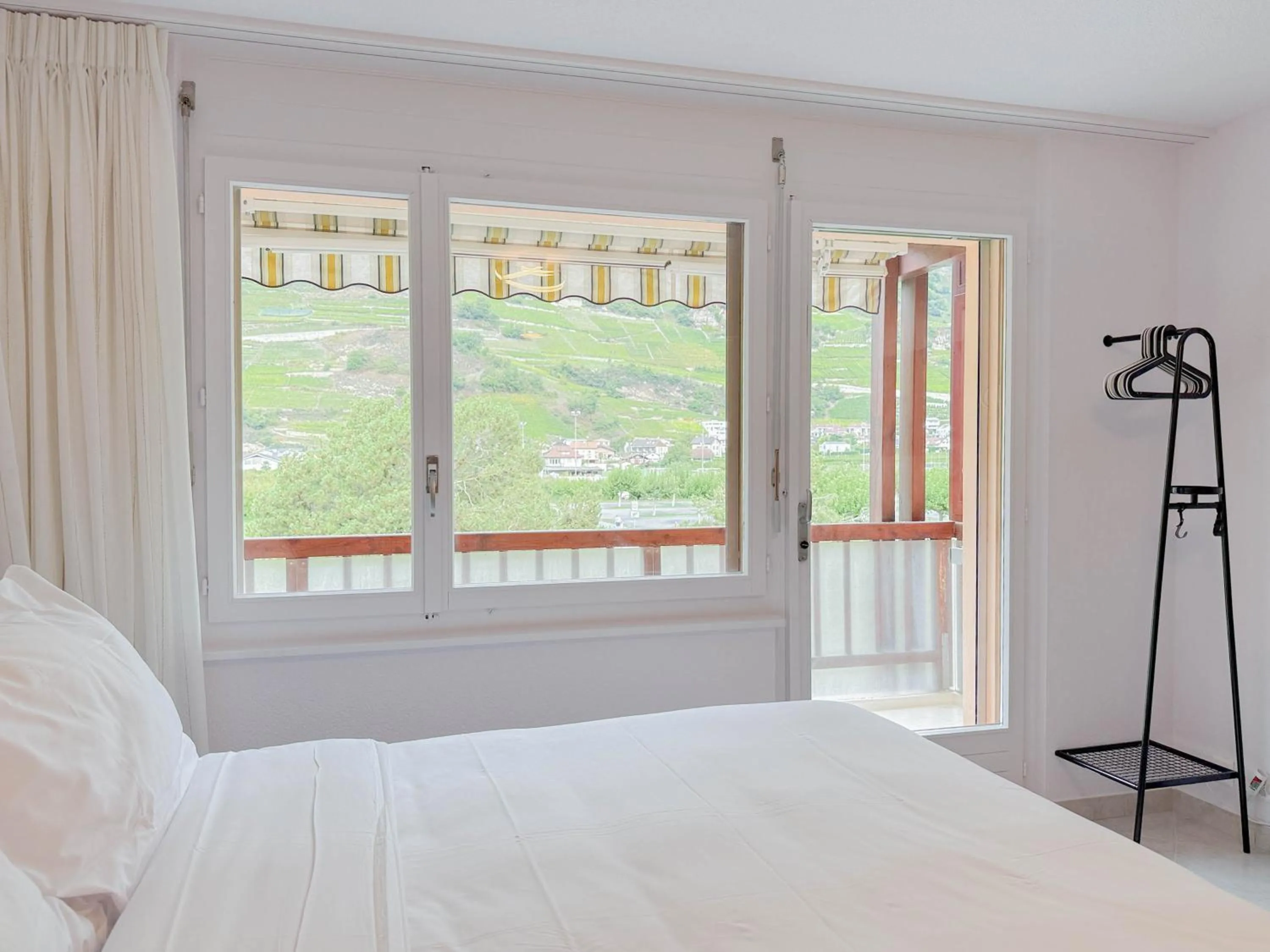 View (from property/room), Bed in Hôtel des Bains de Saillon