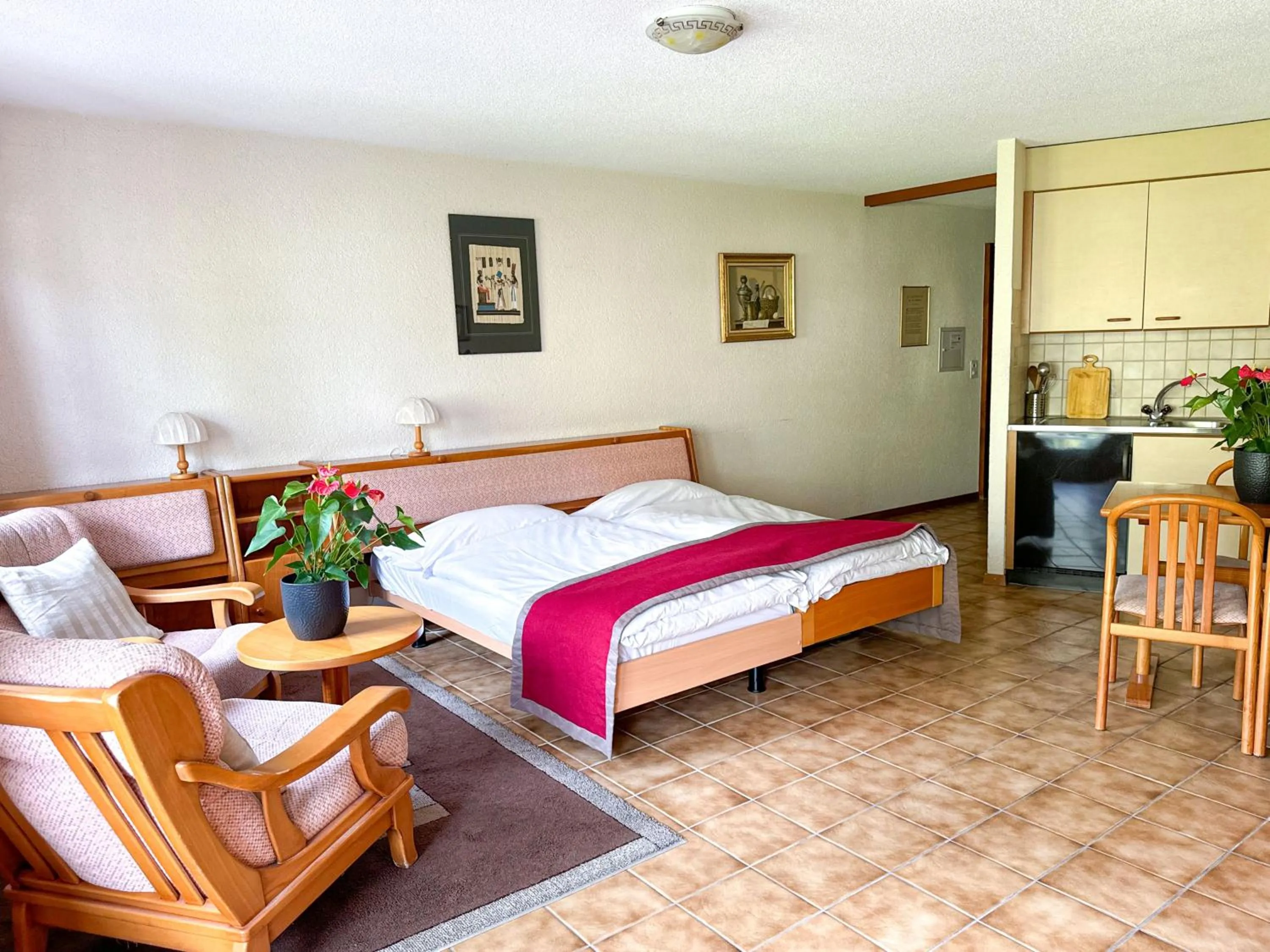 Photo of the whole room, Bed in Hôtel des Bains de Saillon