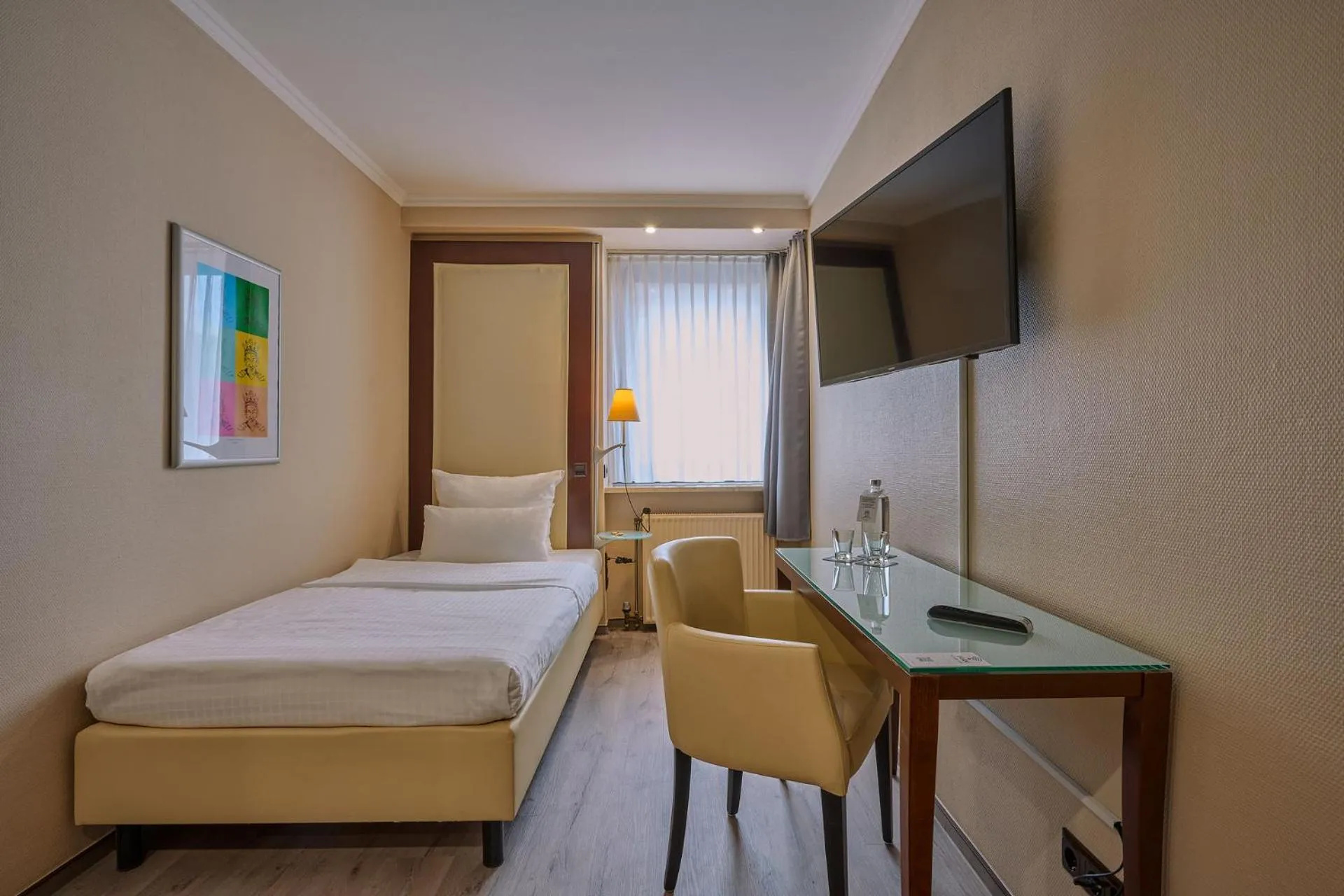 Photo of the whole room, Bed in Cityhotel Kaiser Karl Aachen