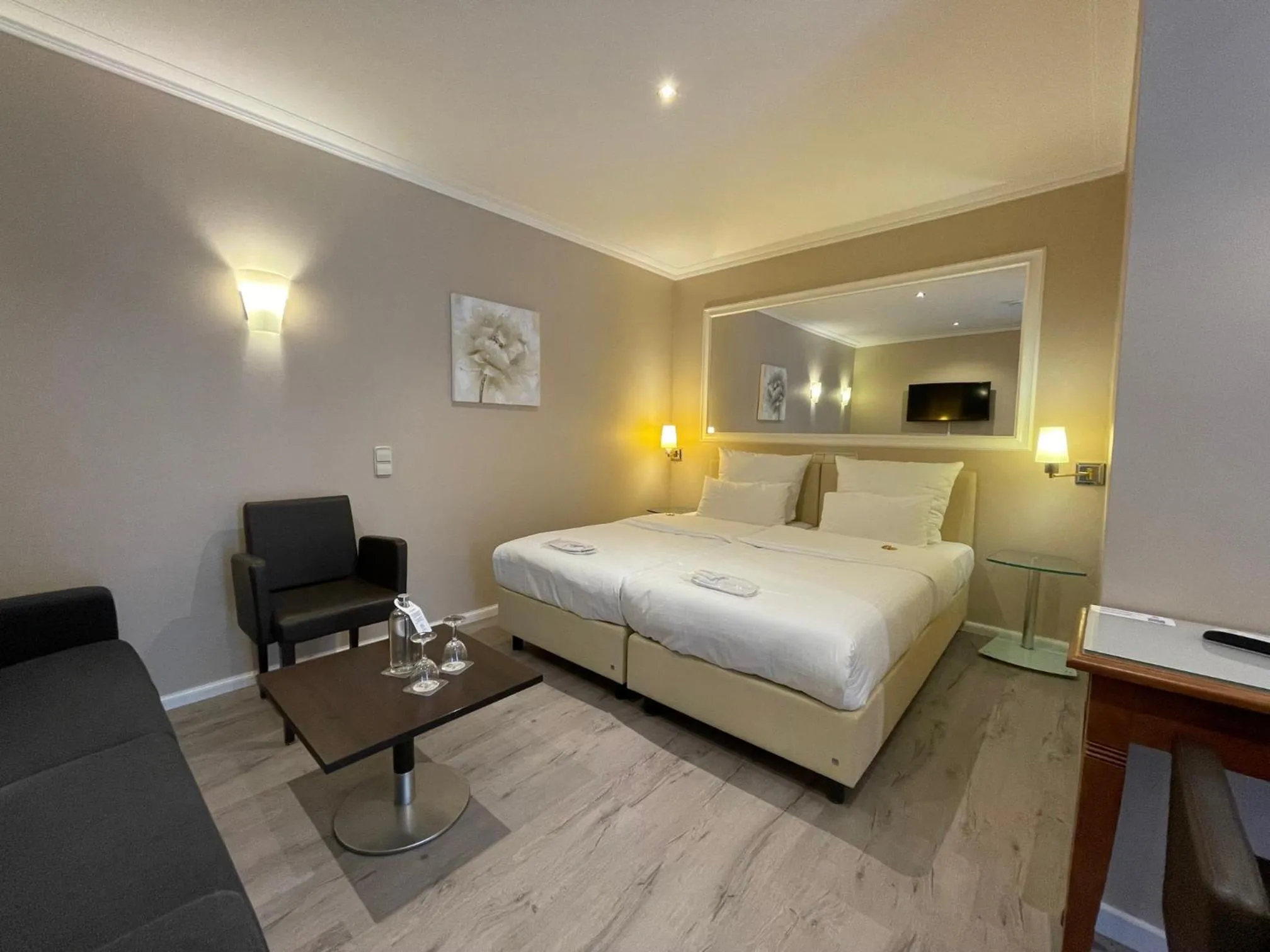 Photo of the whole room, Bed in Cityhotel Kaiser Karl Aachen