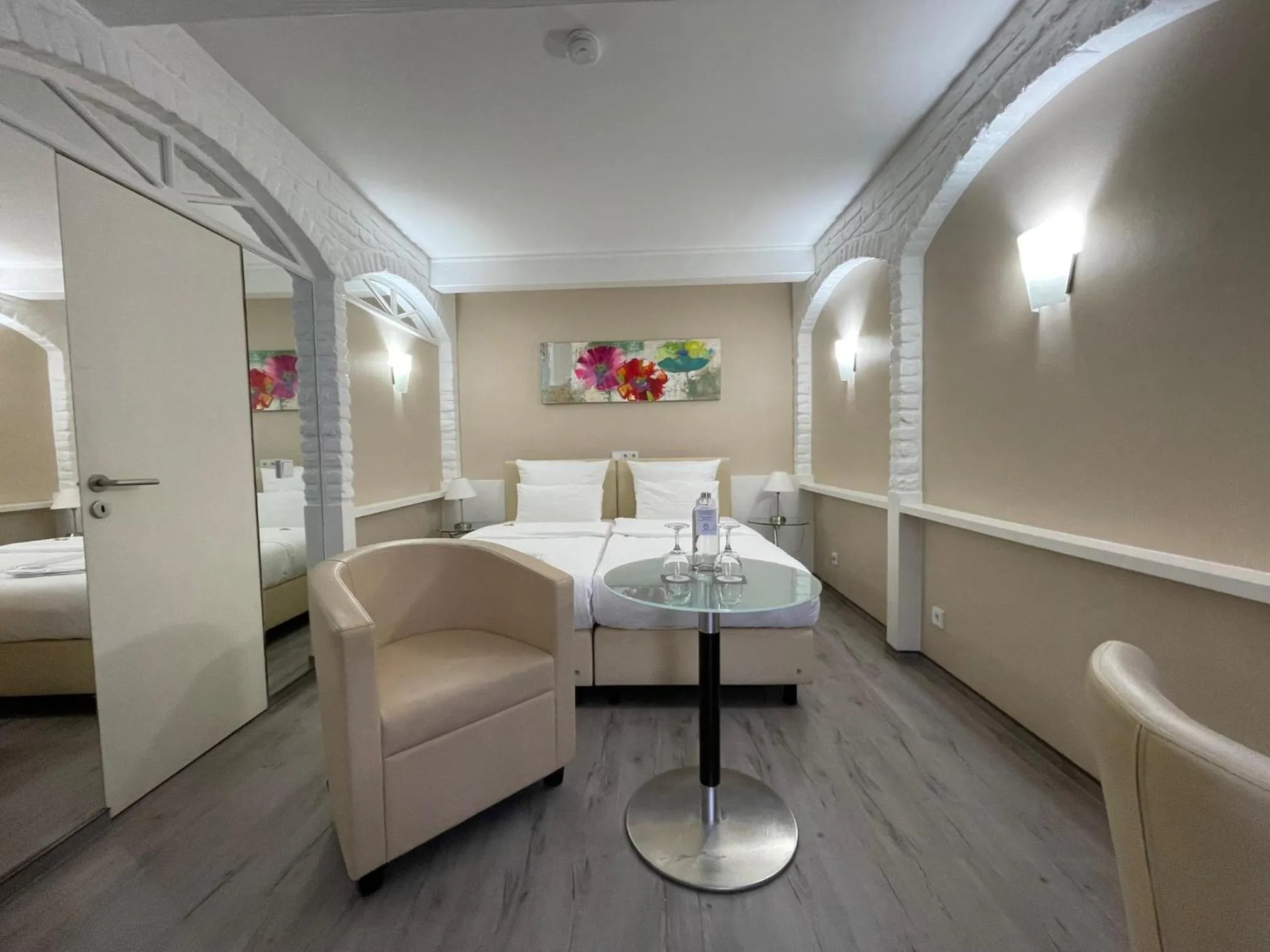 Photo of the whole room, Bed in Cityhotel Kaiser Karl Aachen