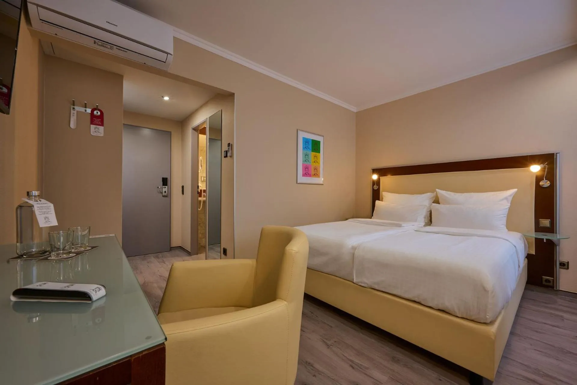 Photo of the whole room, Bed in Cityhotel Kaiser Karl Aachen