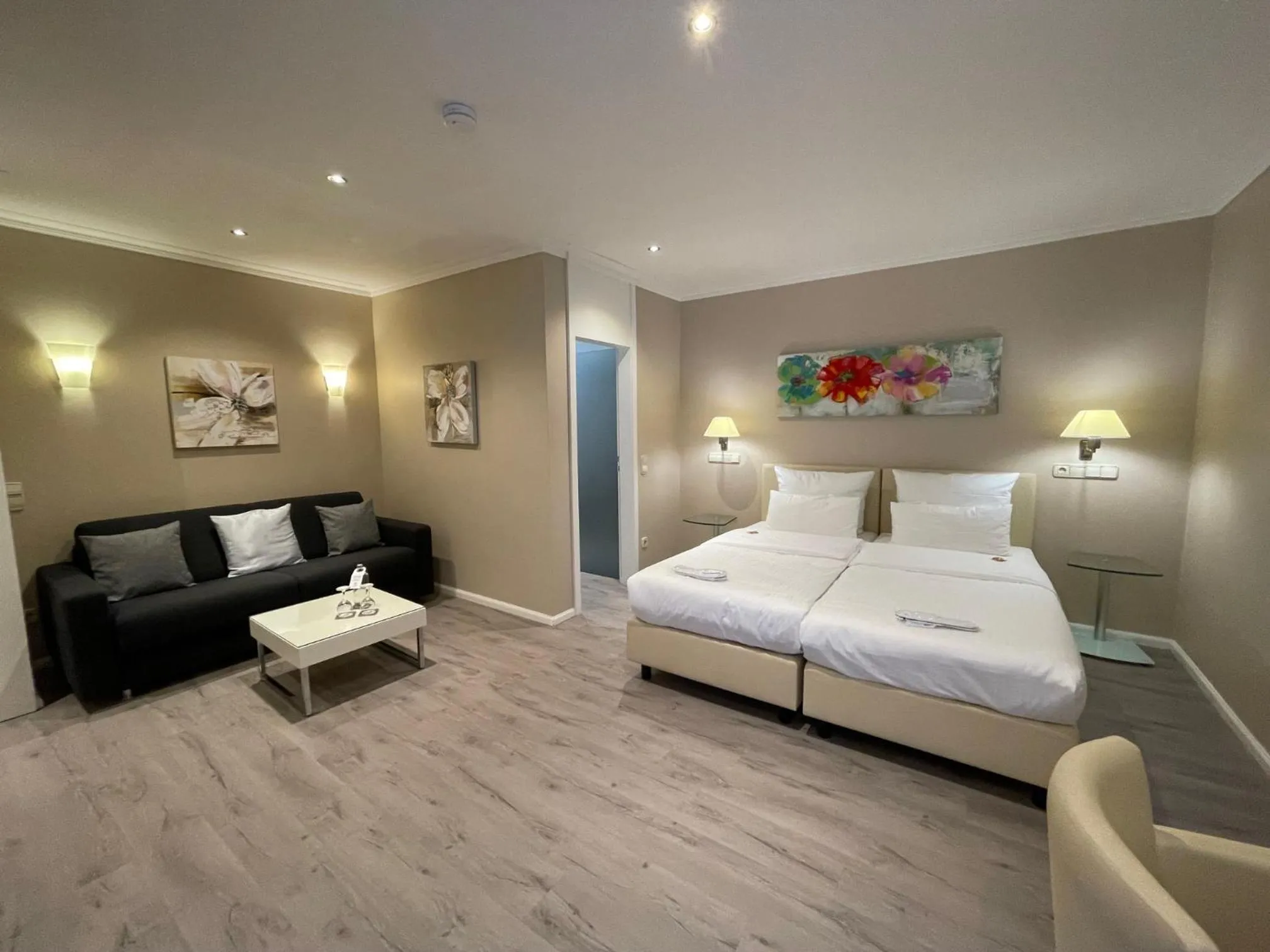 Photo of the whole room, Bed in Cityhotel Kaiser Karl Aachen