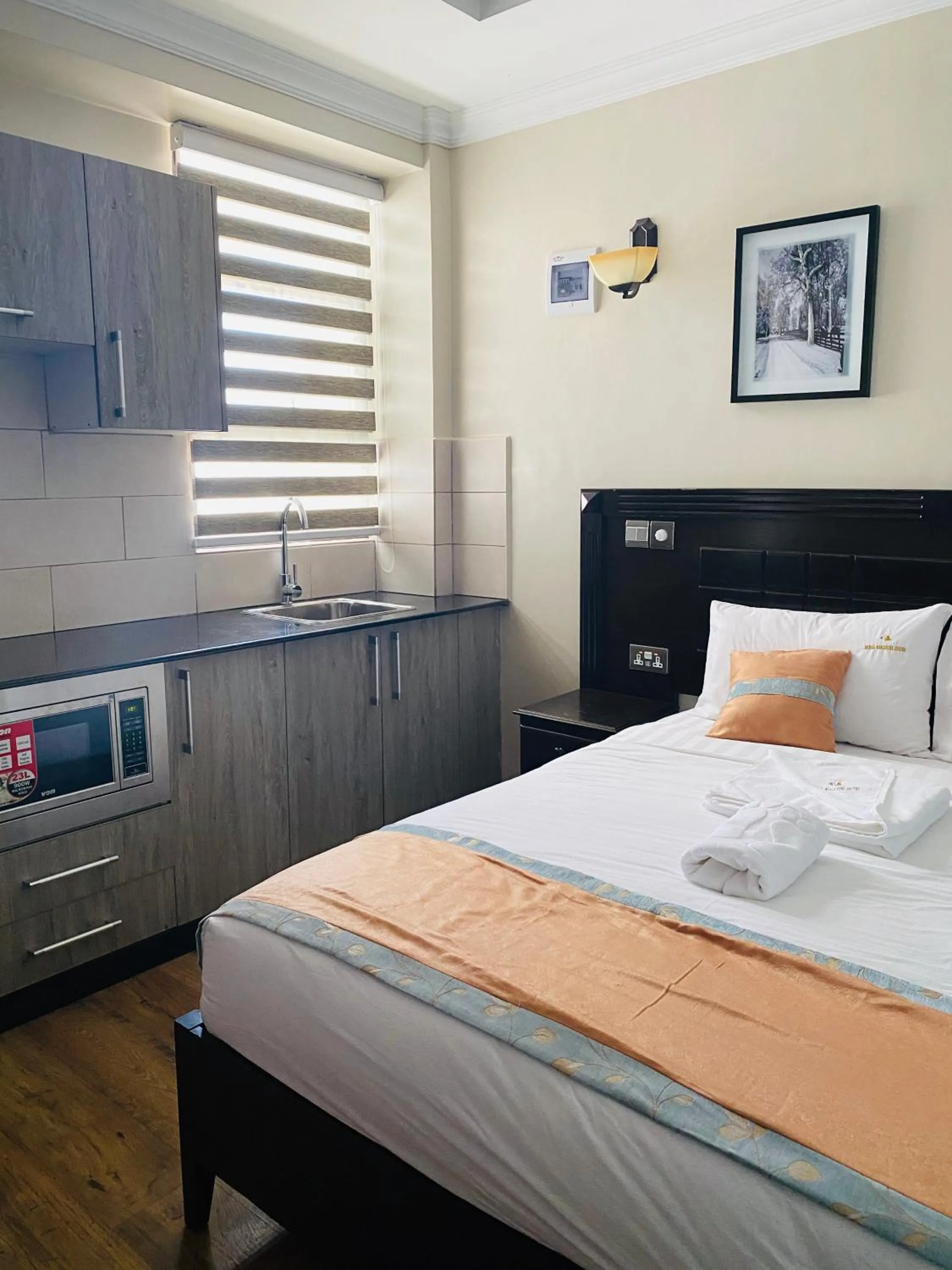 Bedroom, Bed in Hemak Suites