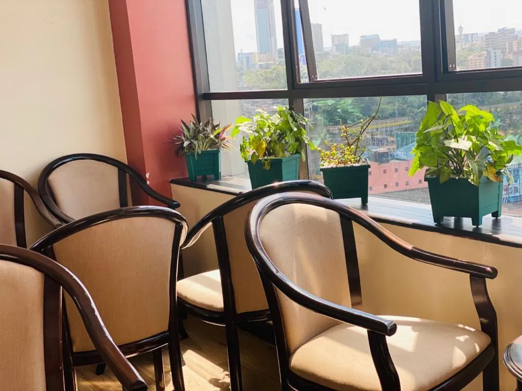 Restaurant/places to eat, Lounge/Bar in Hemak Suites