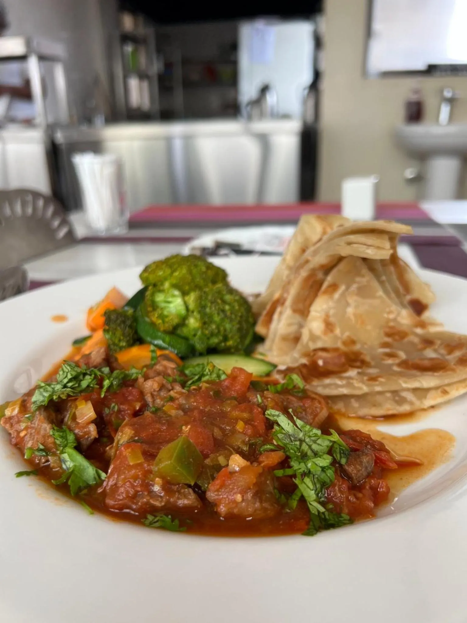 Restaurant/places to eat in Hemak Suites