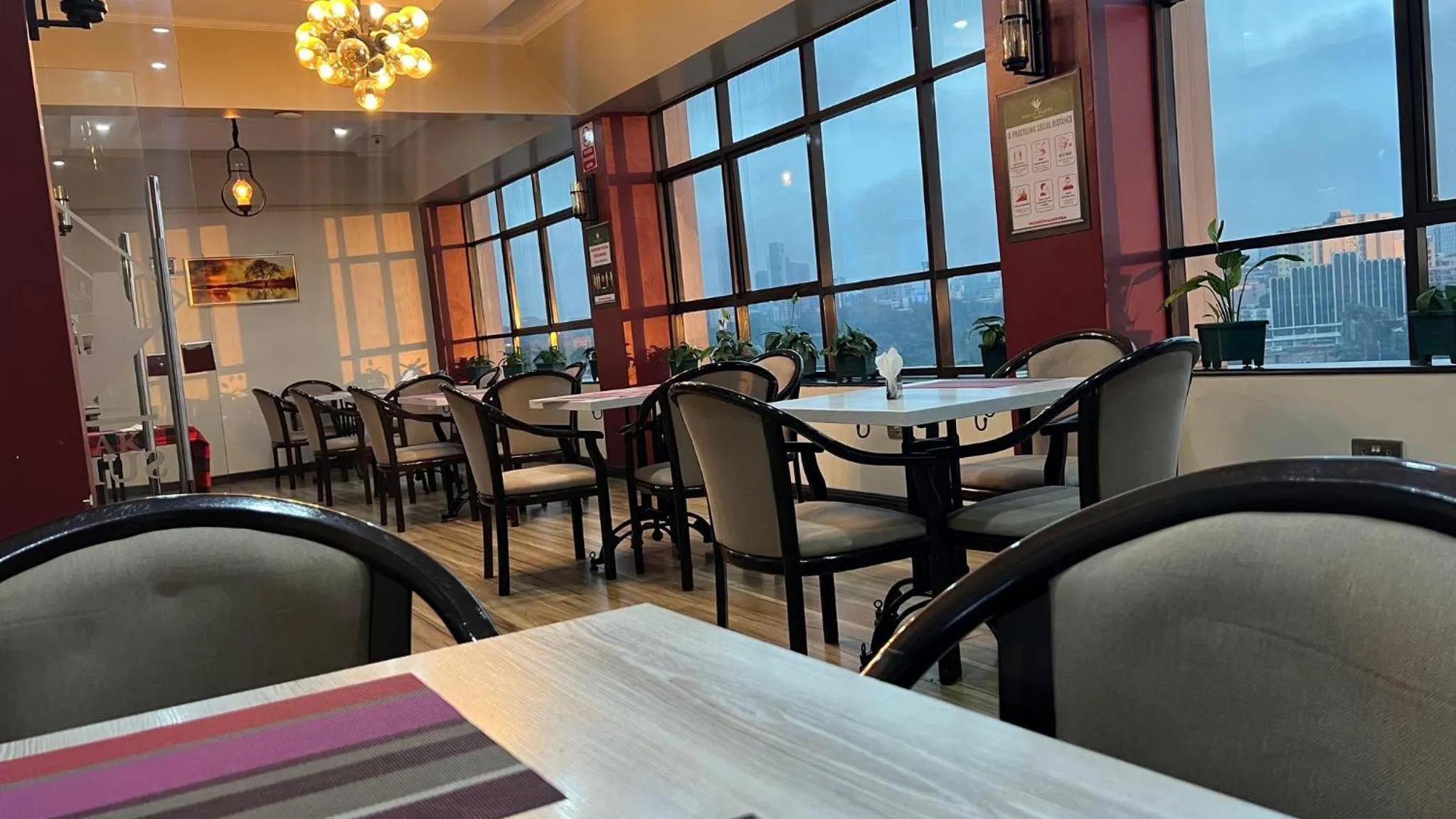 Restaurant/Places to Eat in Hemak Suites