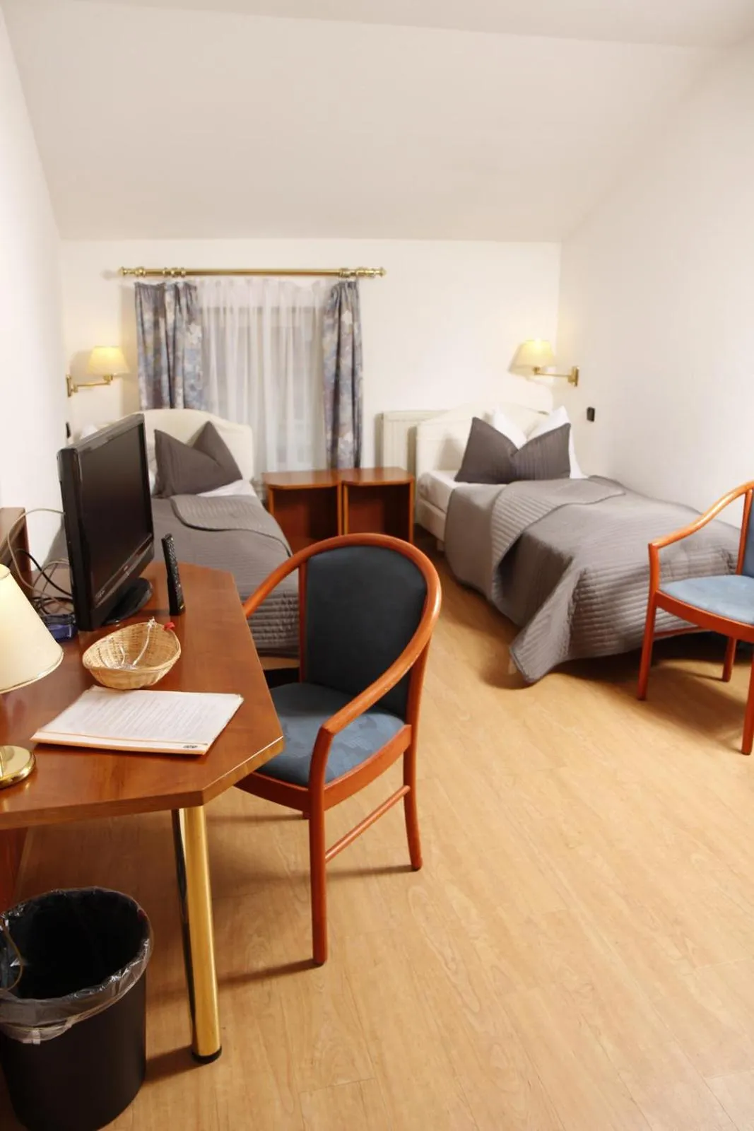 Photo of the whole room, Bed in Brocki's Hotel Stadt Hamburg