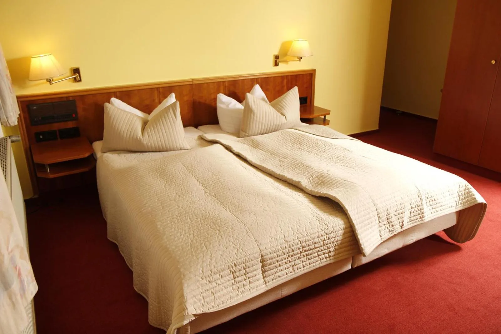 Photo of the whole room, Bed in Brocki's Hotel Stadt Hamburg