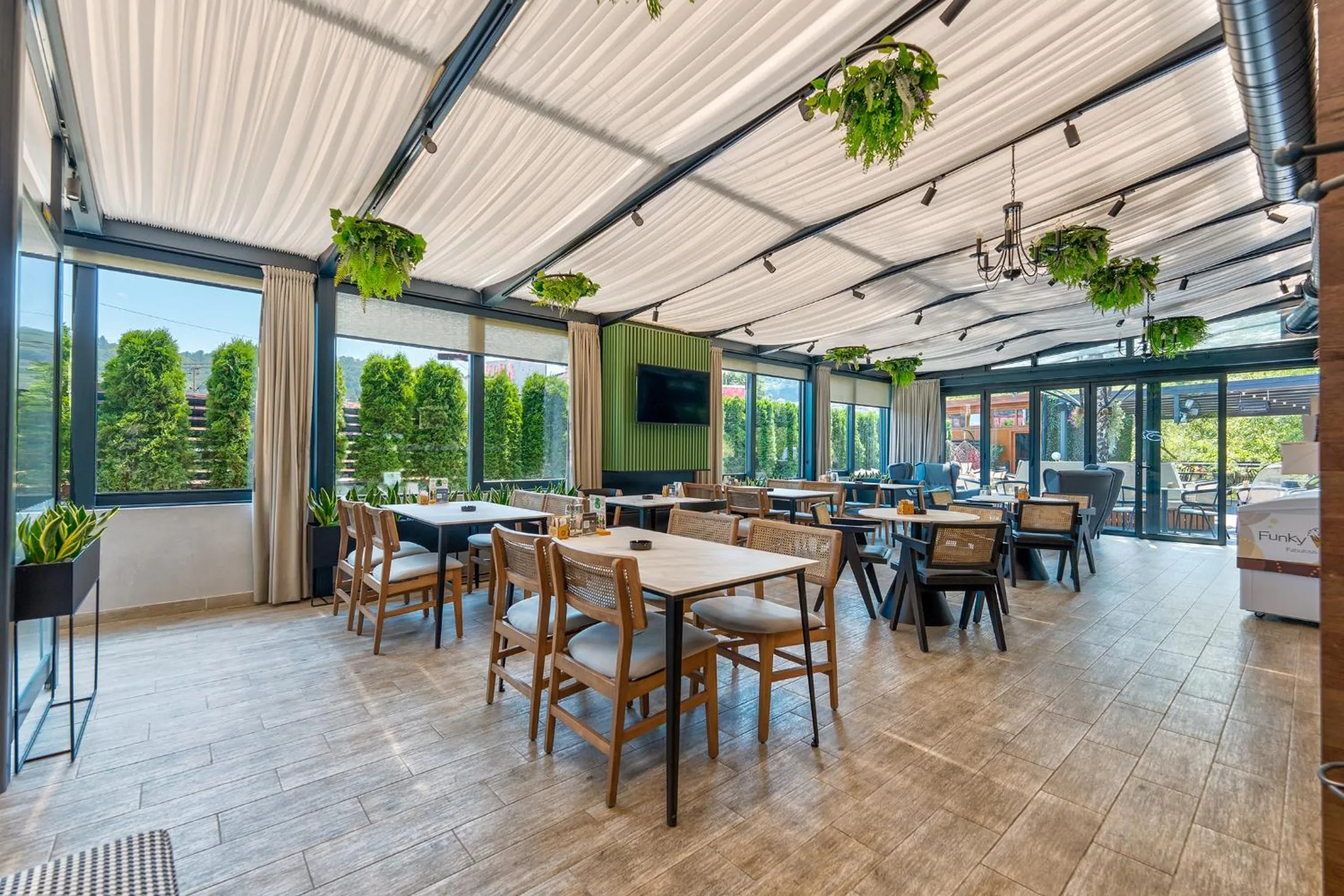 Restaurant/places to eat in Hotel Siesta