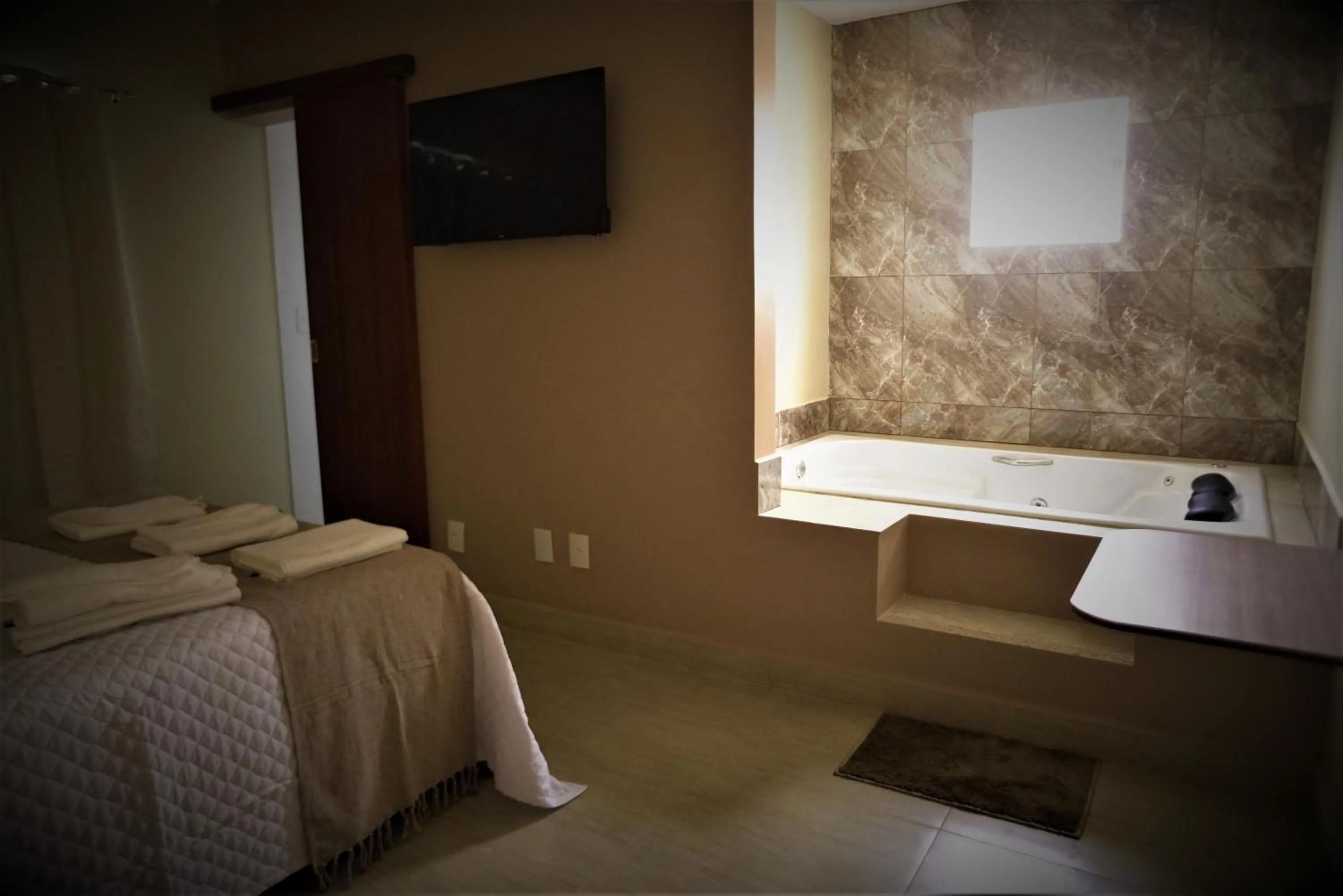 Bathroom, Bed in Terra D` Ouro Apart Hotel